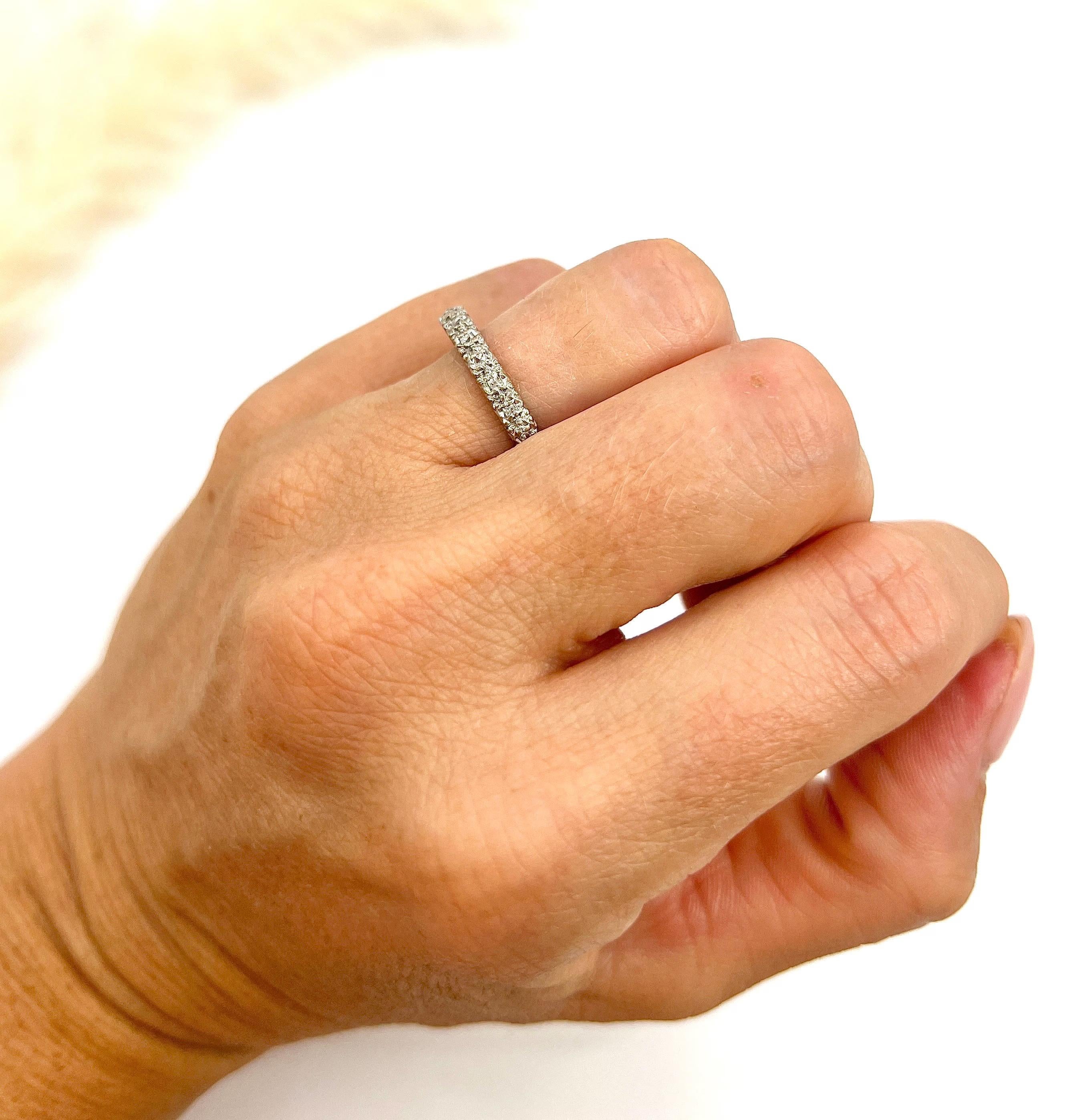 Anello dell'eternità vintage 

Testato al platino

Circa anni '1930

Fai un salto indietro nel tempo con questo squisito anello di eternità in platino, splendidamente realizzato negli anni Trenta. Completamente incastonato con splendidi diamanti