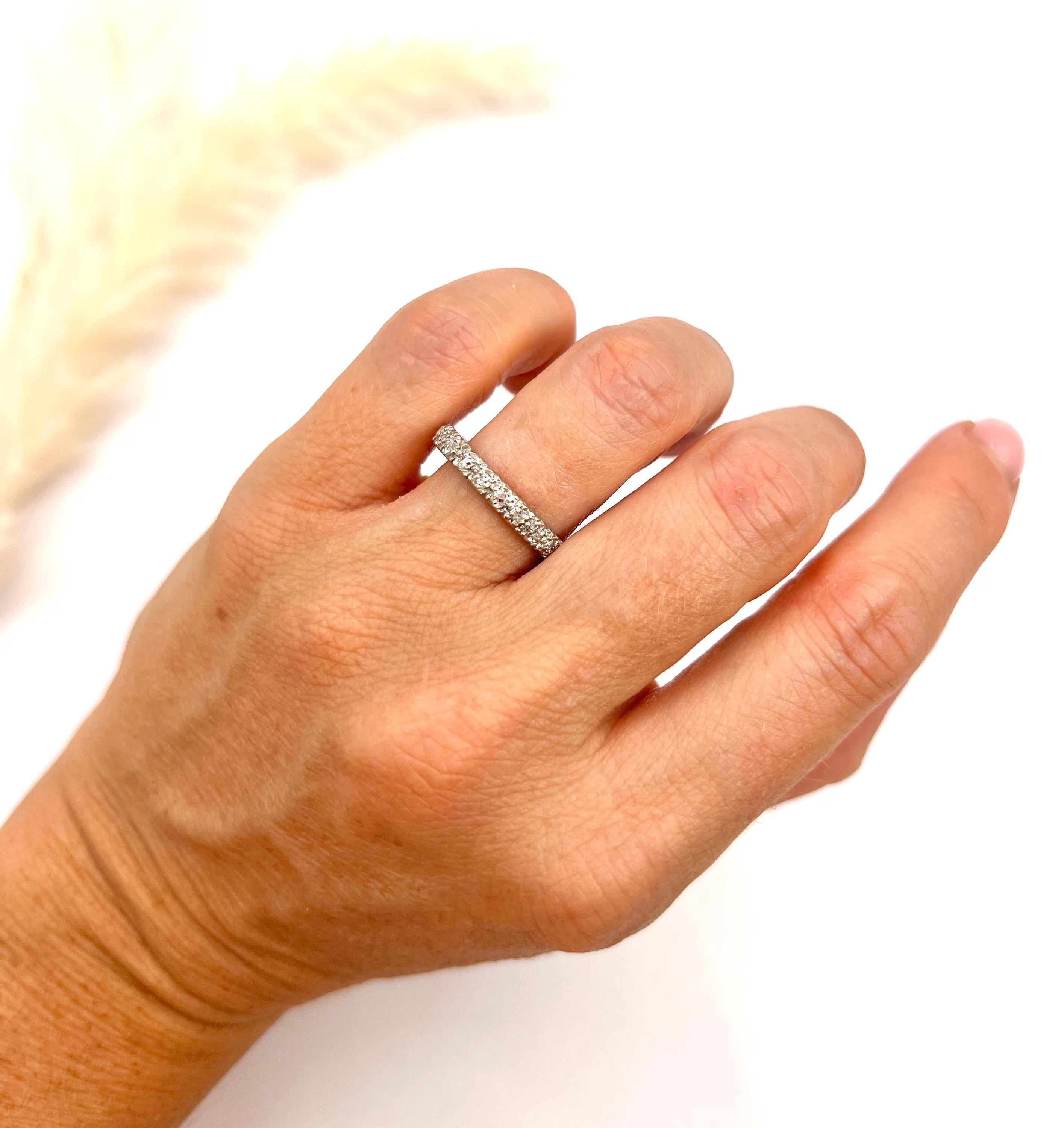 Anello a eternità in platino e diamanti completi Vintage By 1930 In condizioni buone in vendita a Brighton, GB