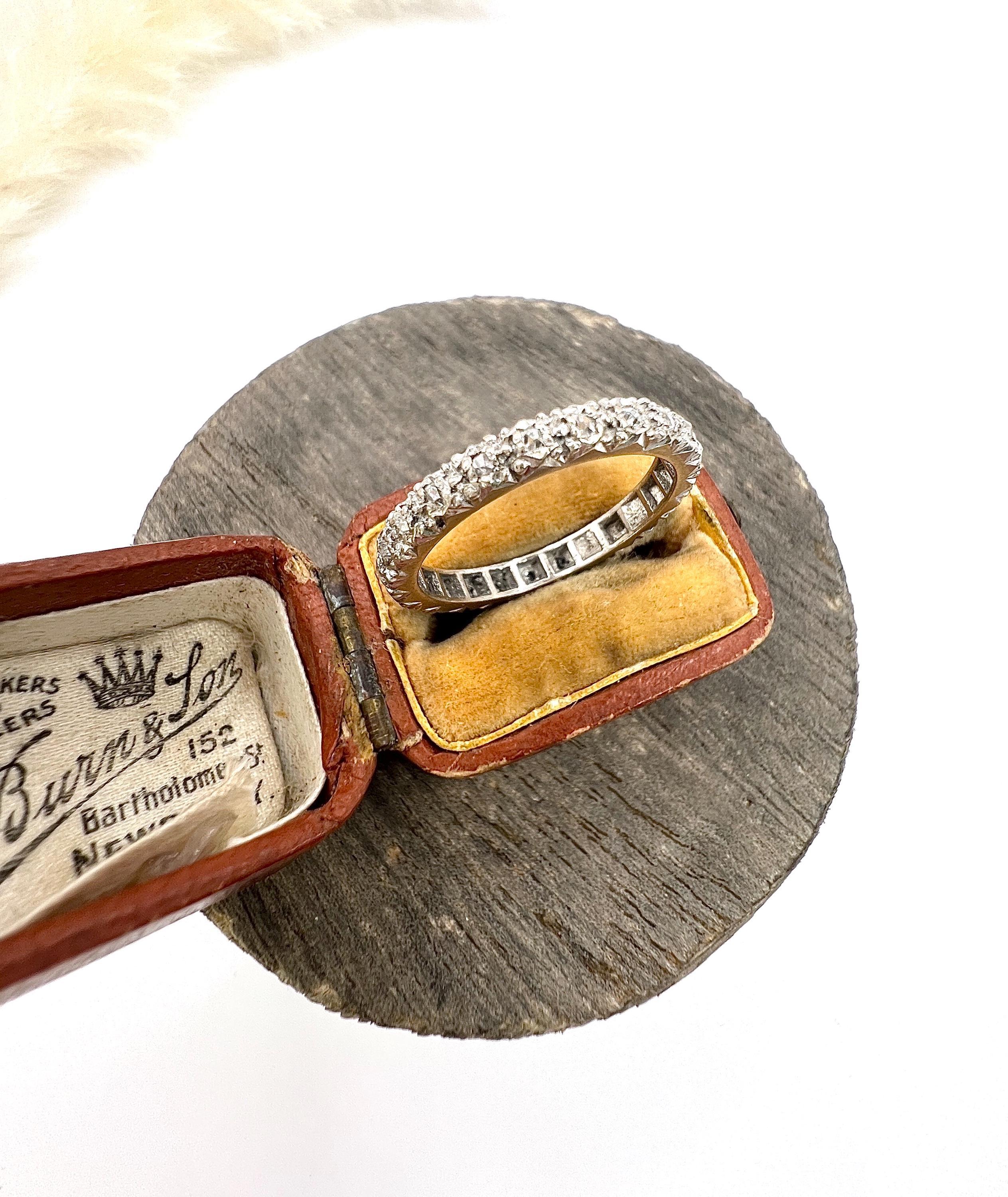 Anello a eternità in platino e diamanti completi Vintage By 1930 in vendita 1