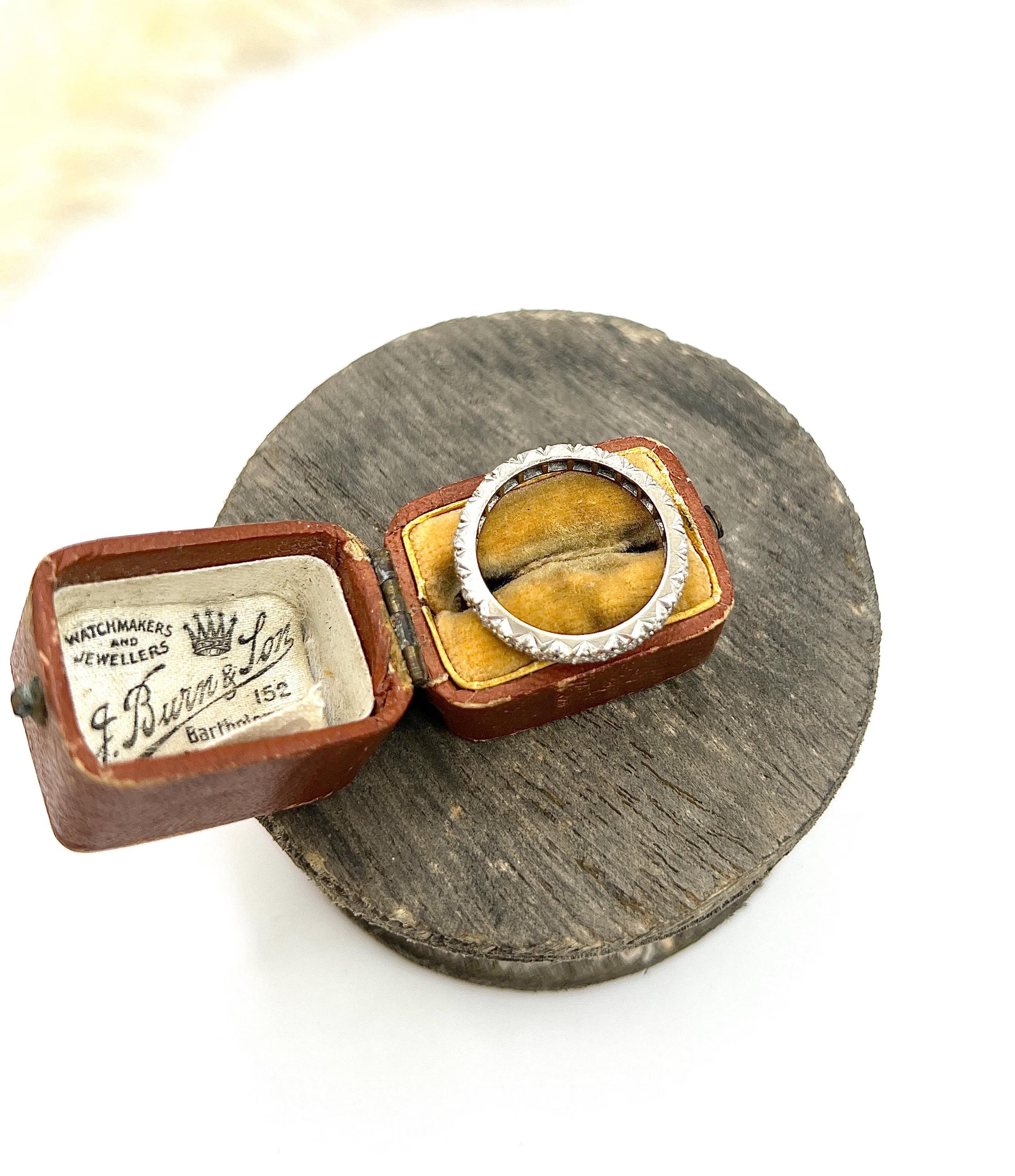 Anello a eternità in platino e diamanti completi Vintage By 1930 in vendita 3