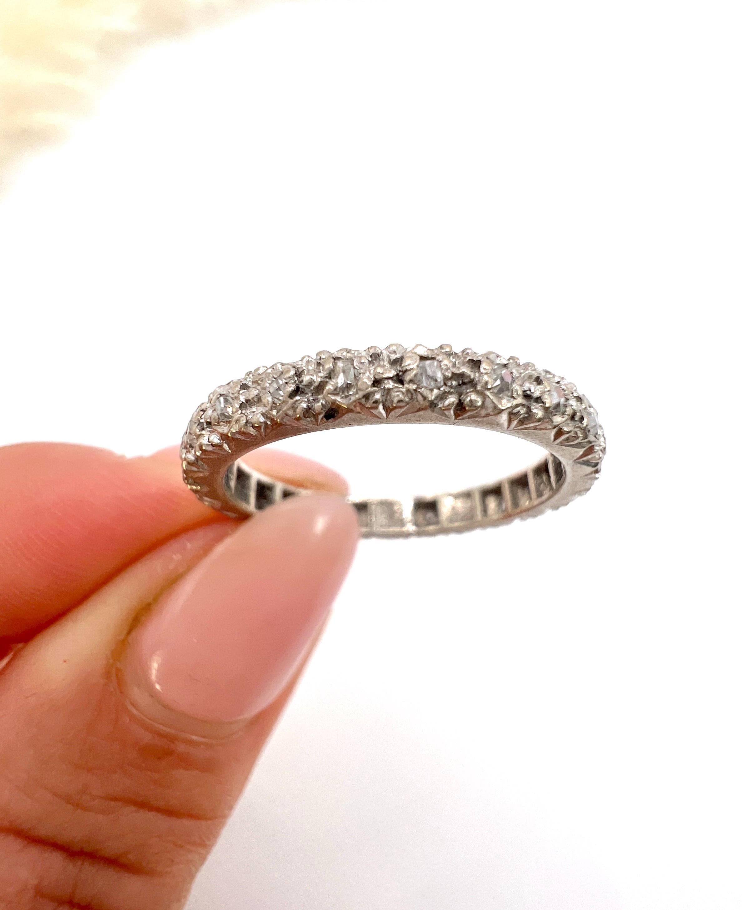 Anello a eternità in platino e diamanti completi Vintage By 1930 in vendita 4