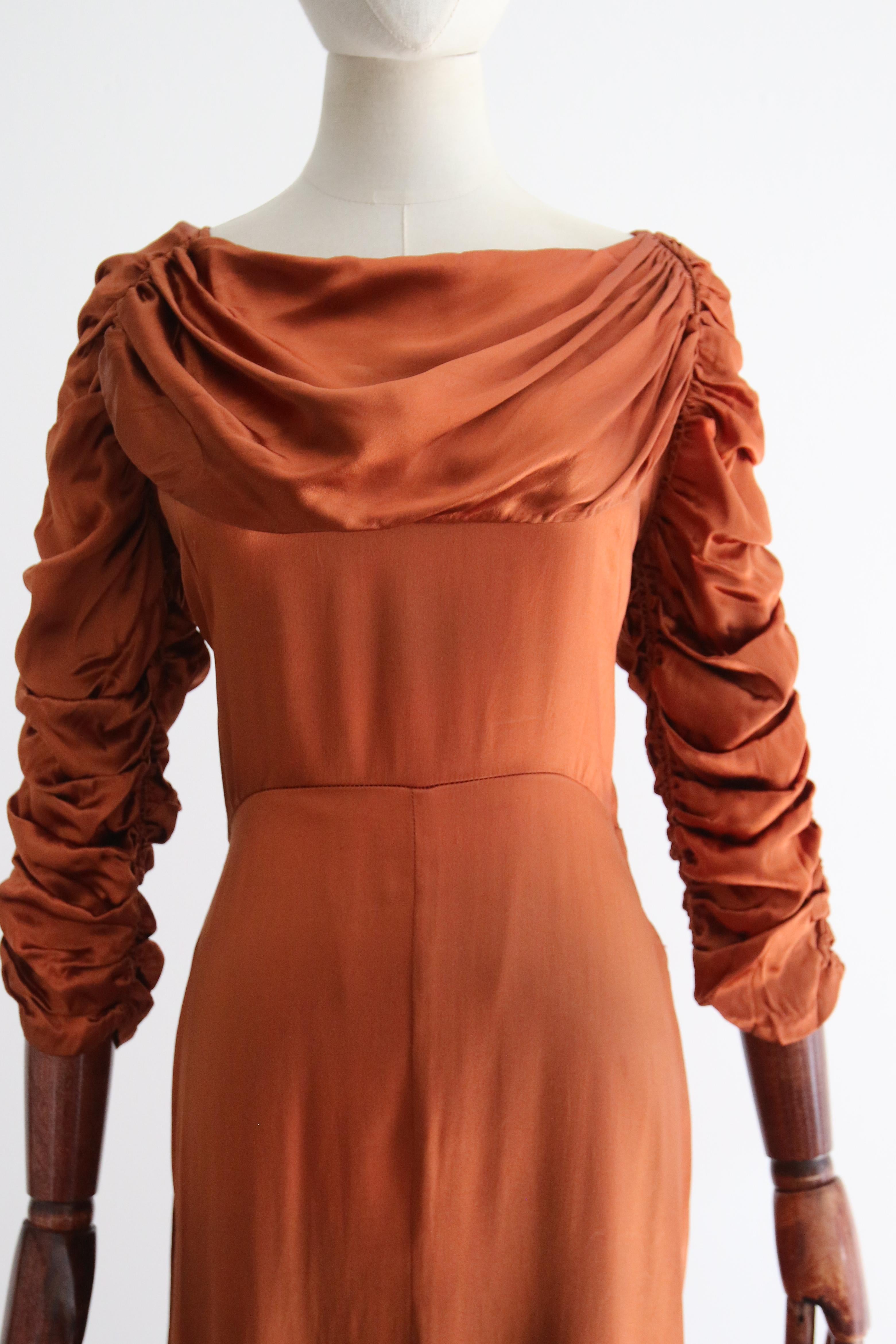Marron Robe vintage plissée et froncée en satin ambré des années 1930 GB 10 US 6 en vente