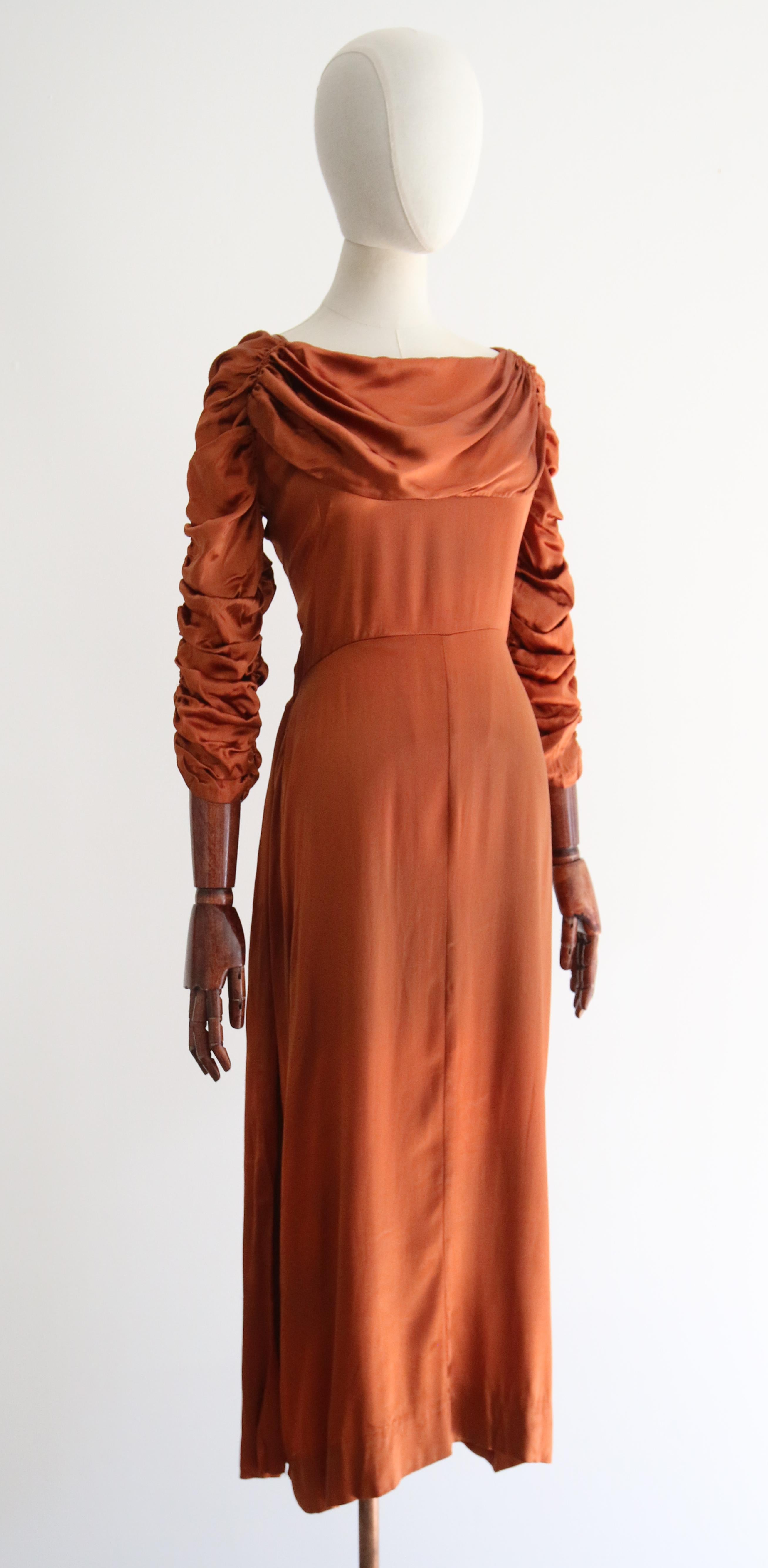 Robe vintage plissée et froncée en satin ambré des années 1930 GB 10 US 6 Pour femmes en vente