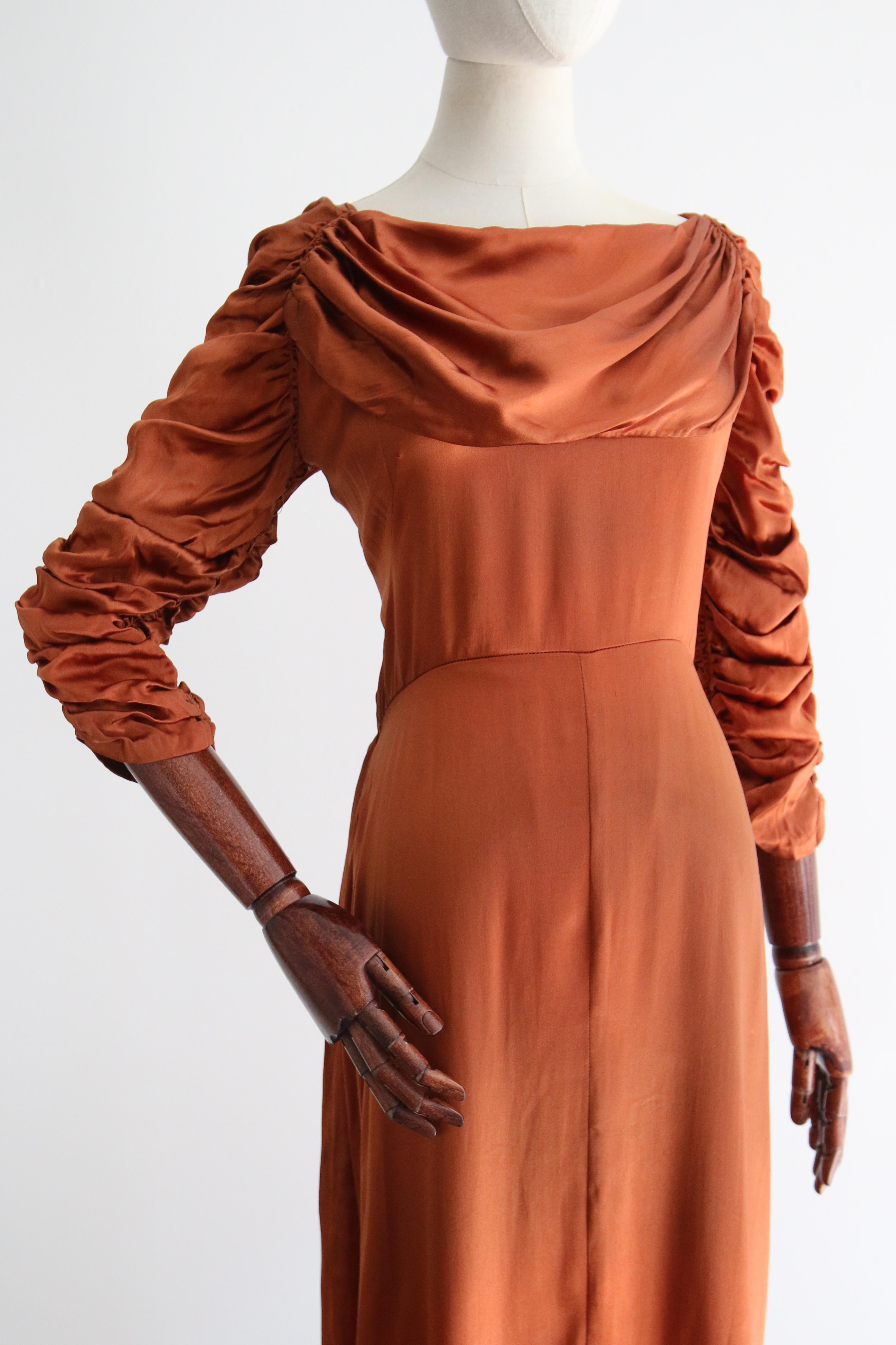 Robe vintage plissée et froncée en satin ambré des années 1930 GB 10 US 6 en vente 1