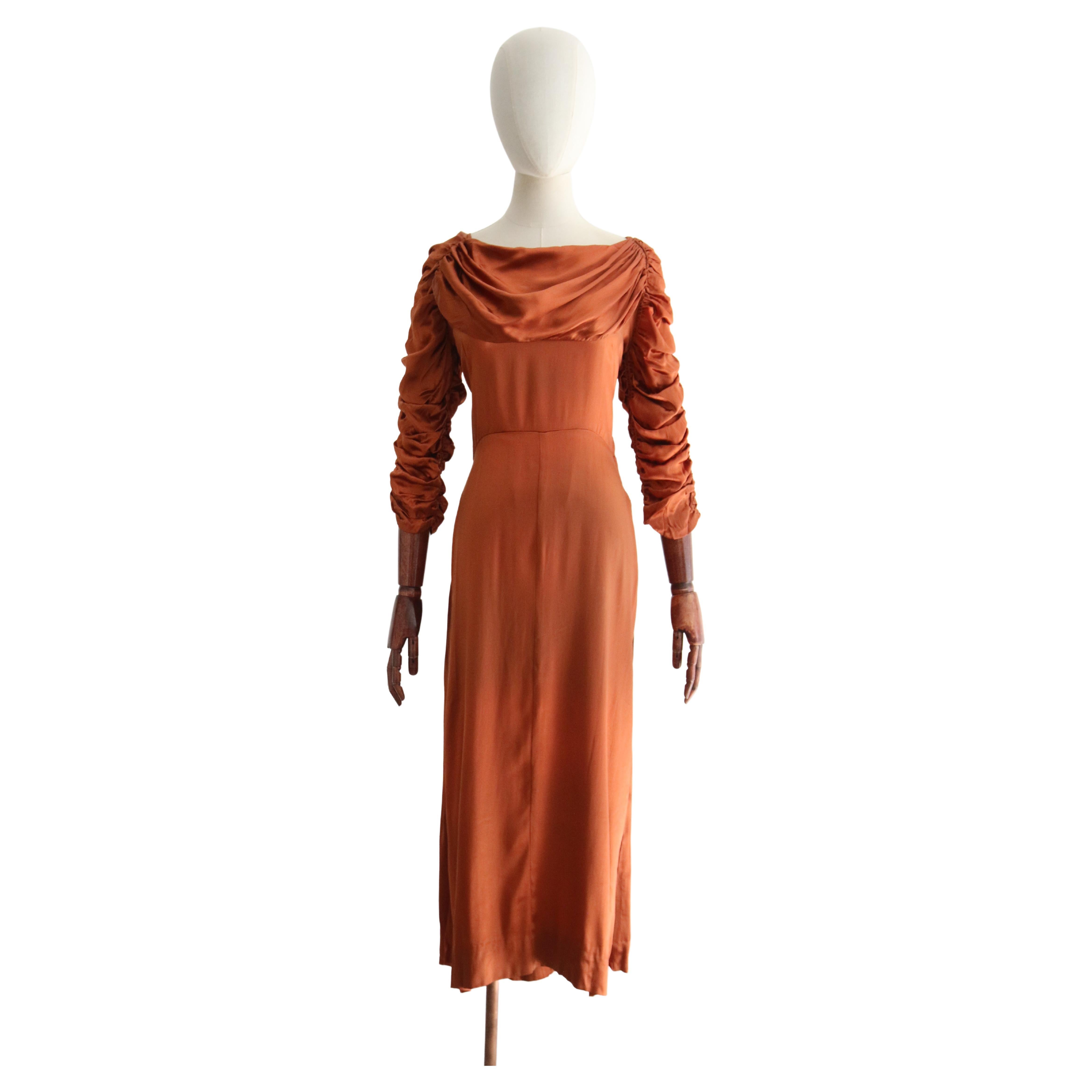 Robe vintage plissée et froncée en satin ambré des années 1930 GB 10 US 6 en vente