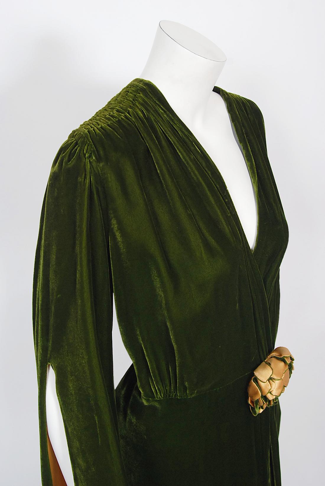 Vintage 1930's Princess Obolesnky Olive Green Velvet Winged-Sleeve Dressing Gown 6