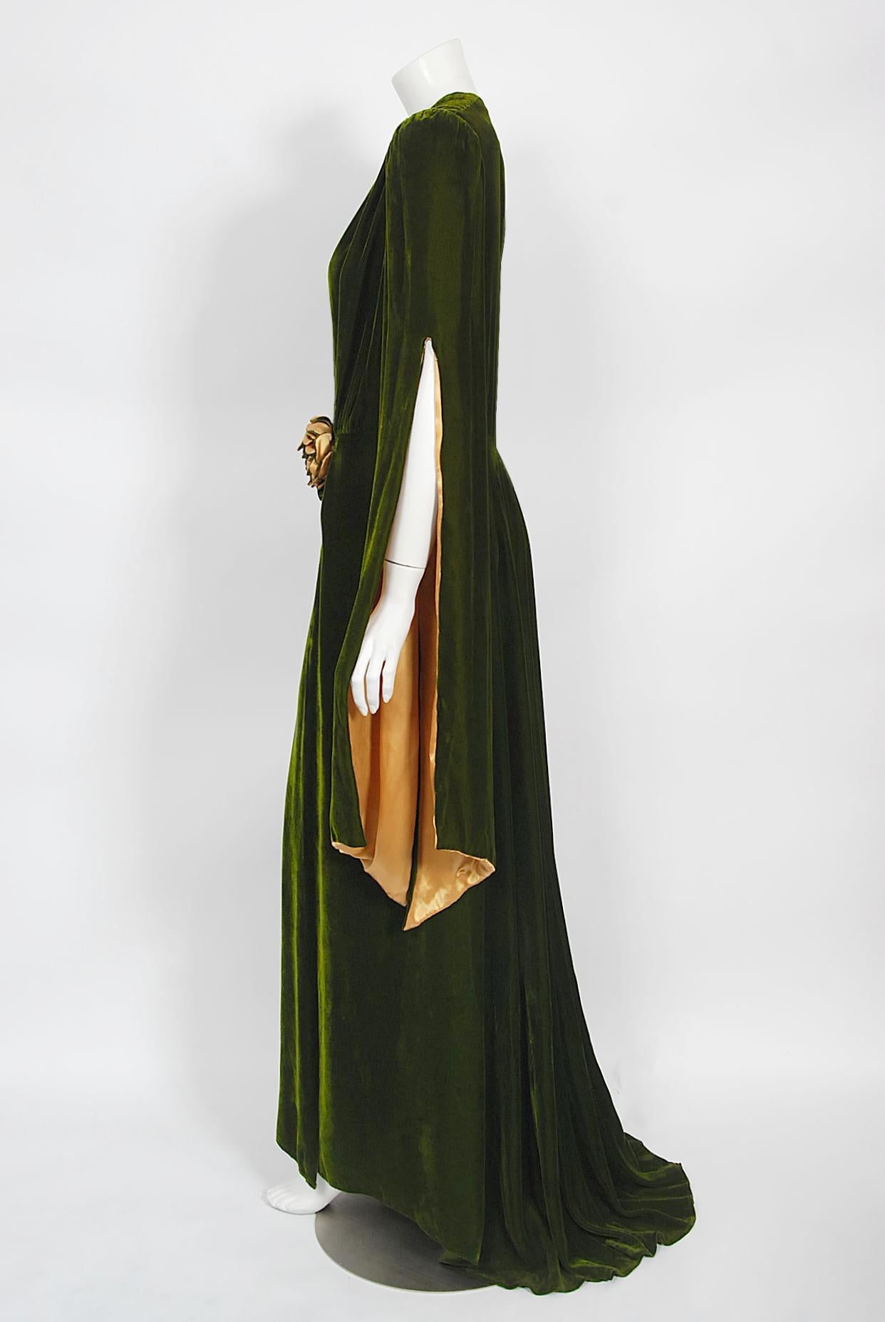 Women's Vintage 1930's Princess Obolesnky Olive Green Velvet Winged-Sleeve Dressing Gown