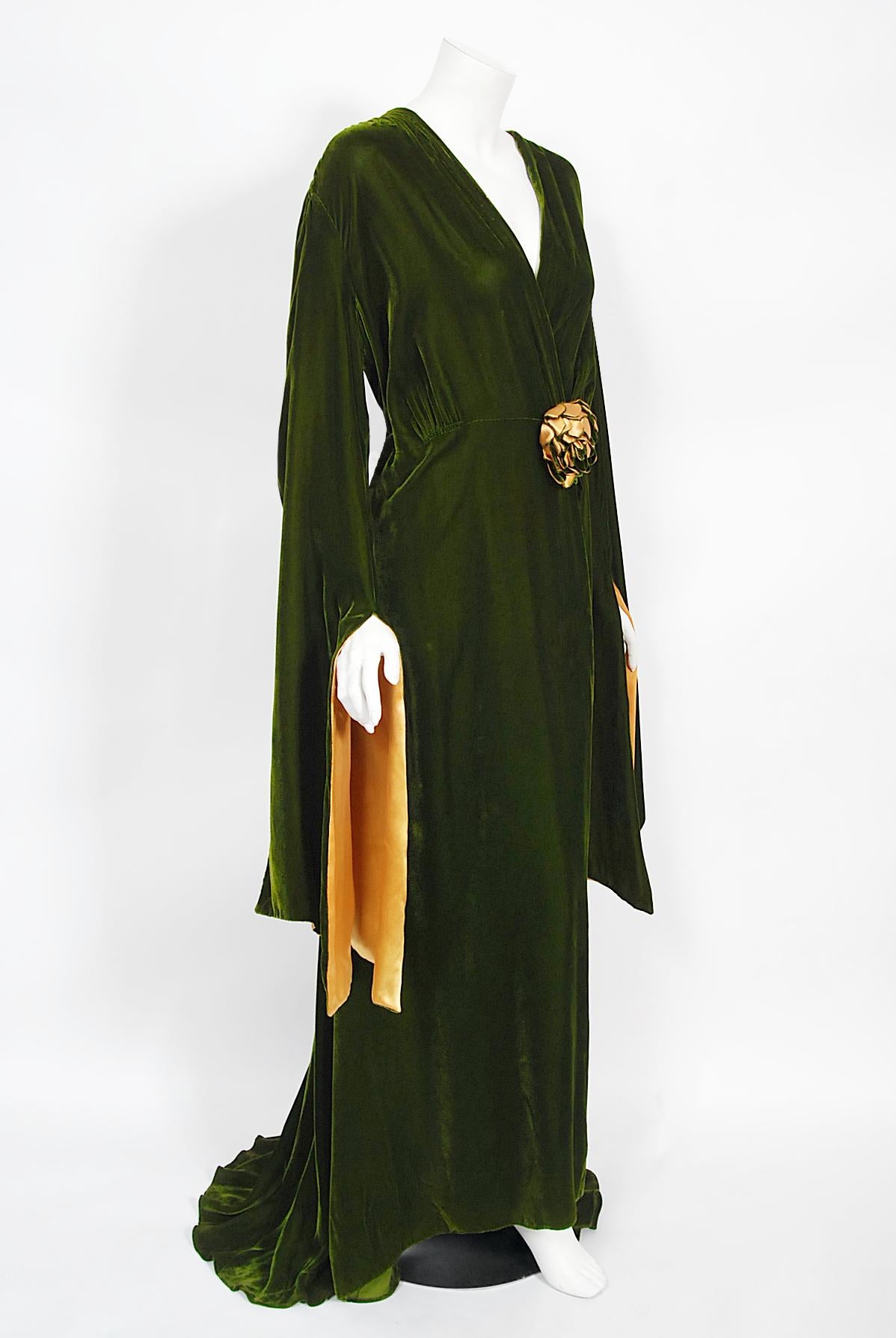 Vintage 1930's Princess Obolesnky Olive Green Velvet Winged-Sleeve Dressing Gown 5