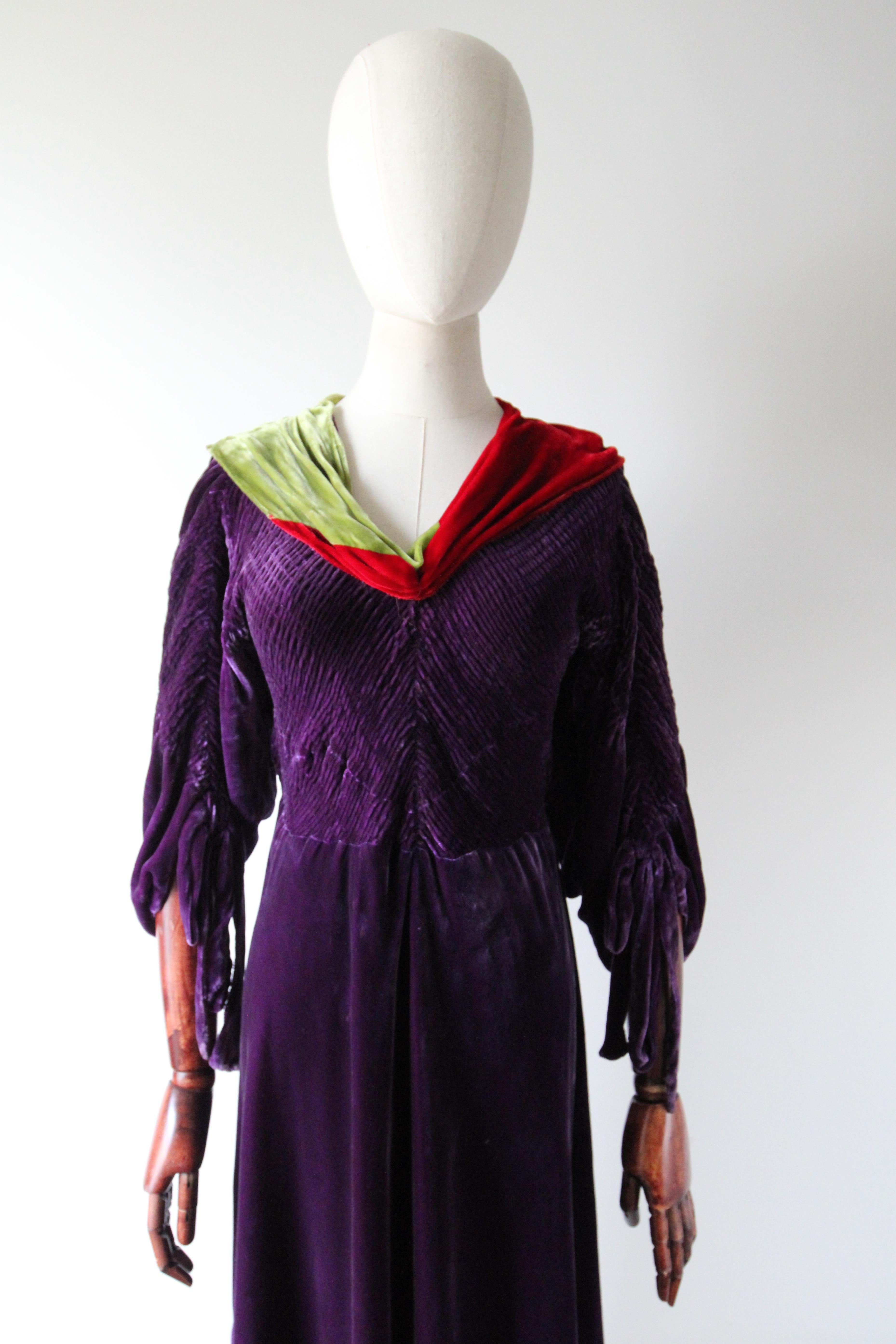 Vestido de cóctel vintage de 1930 de terciopelo de seda morado con corte al bies Vestido de 1930 UK 10-14 en Bueno estado para la venta en Cheltenham, GB