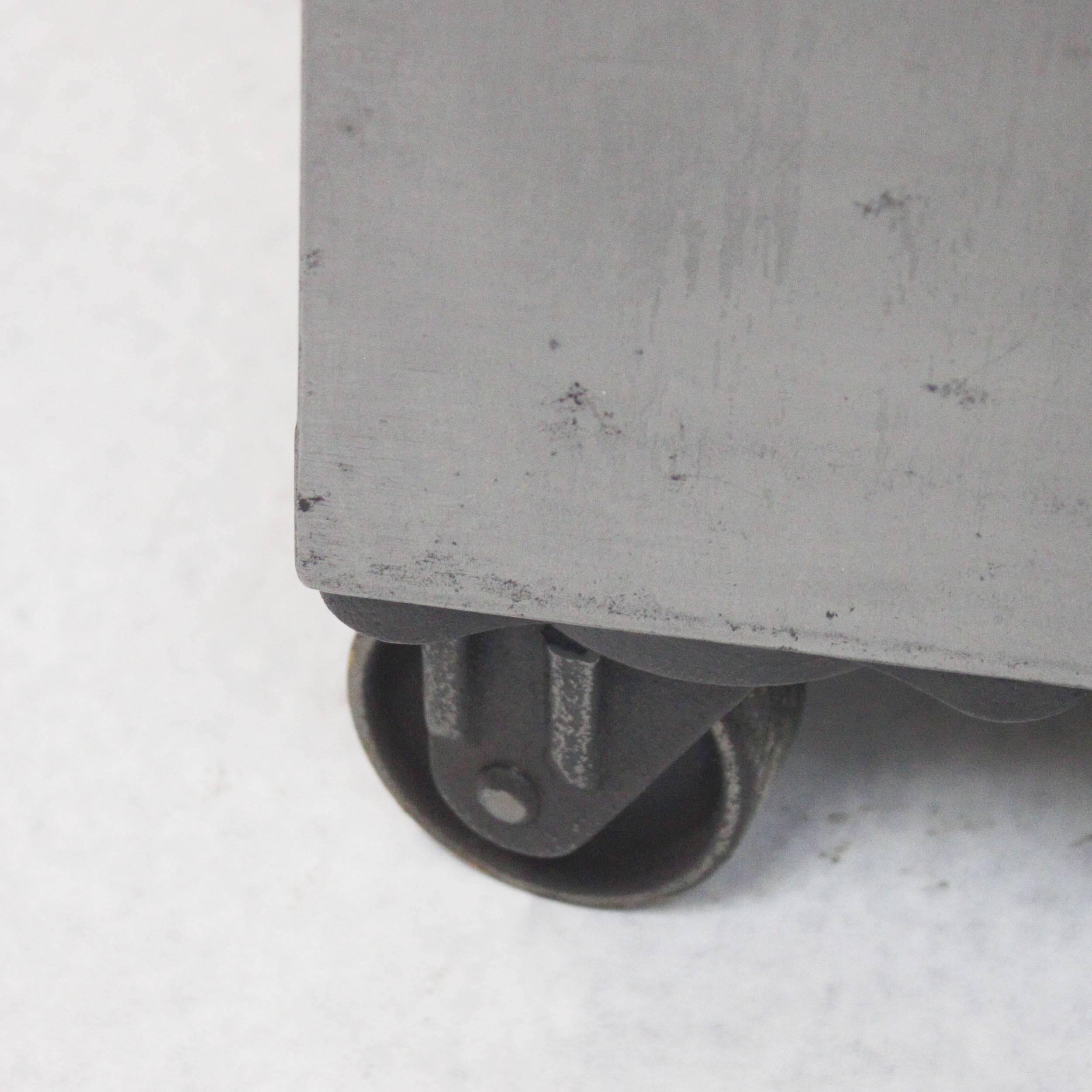 Vintage 1930's Rohstahl & Messing Industrie Metall Aktenschrank (Mitte des 20. Jahrhunderts)