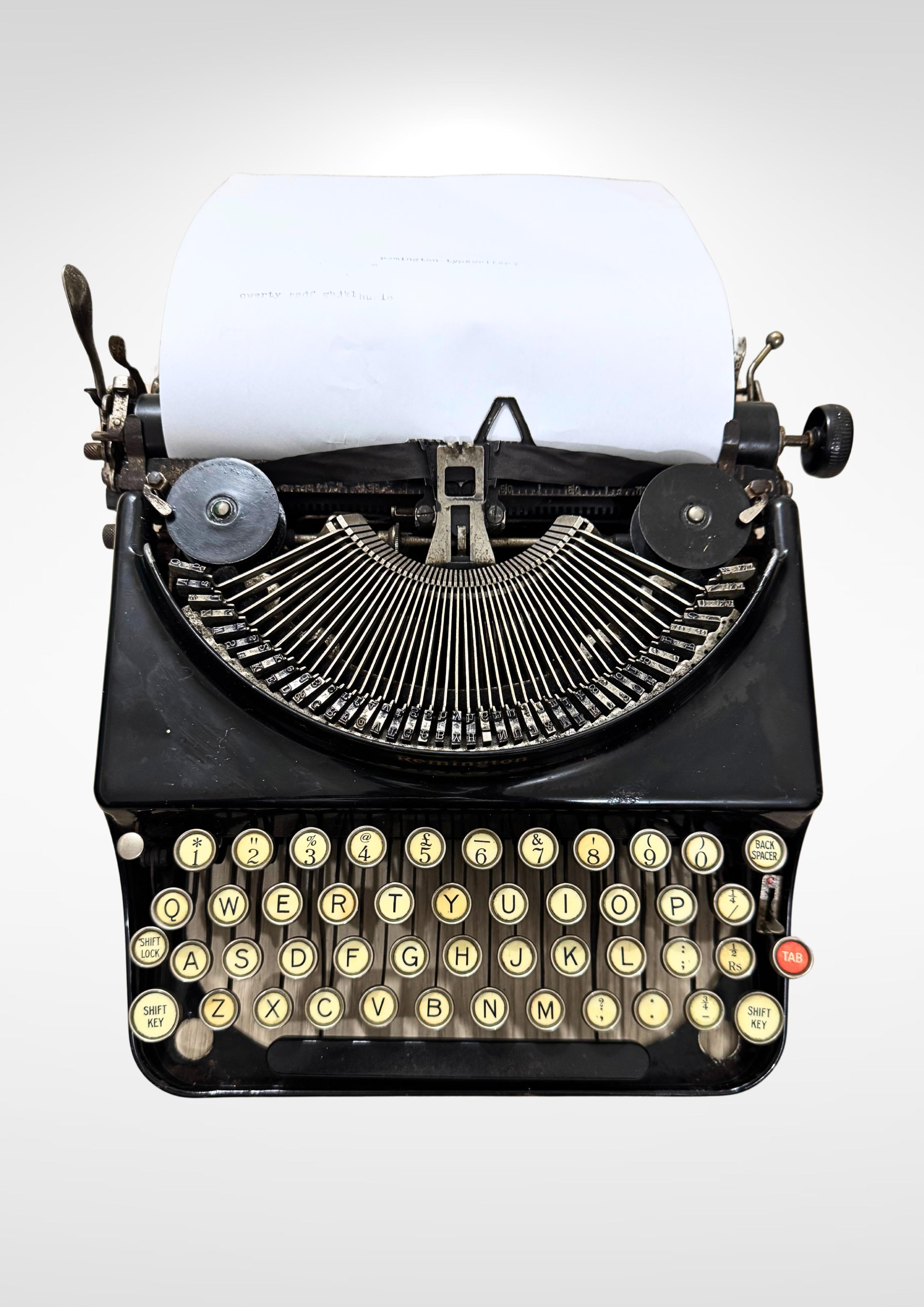 Außergewöhnliche Vintage-Schreibmaschine von Remington Inc. USA. ca. 1930er Jahre.
Wird in der originalen Ledertasche angeboten und ist in gutem Zustand.
Die Schreibmaschine hat einen Skelettrahmen und kann zum Arbeiten oder Ausstellen leicht aus