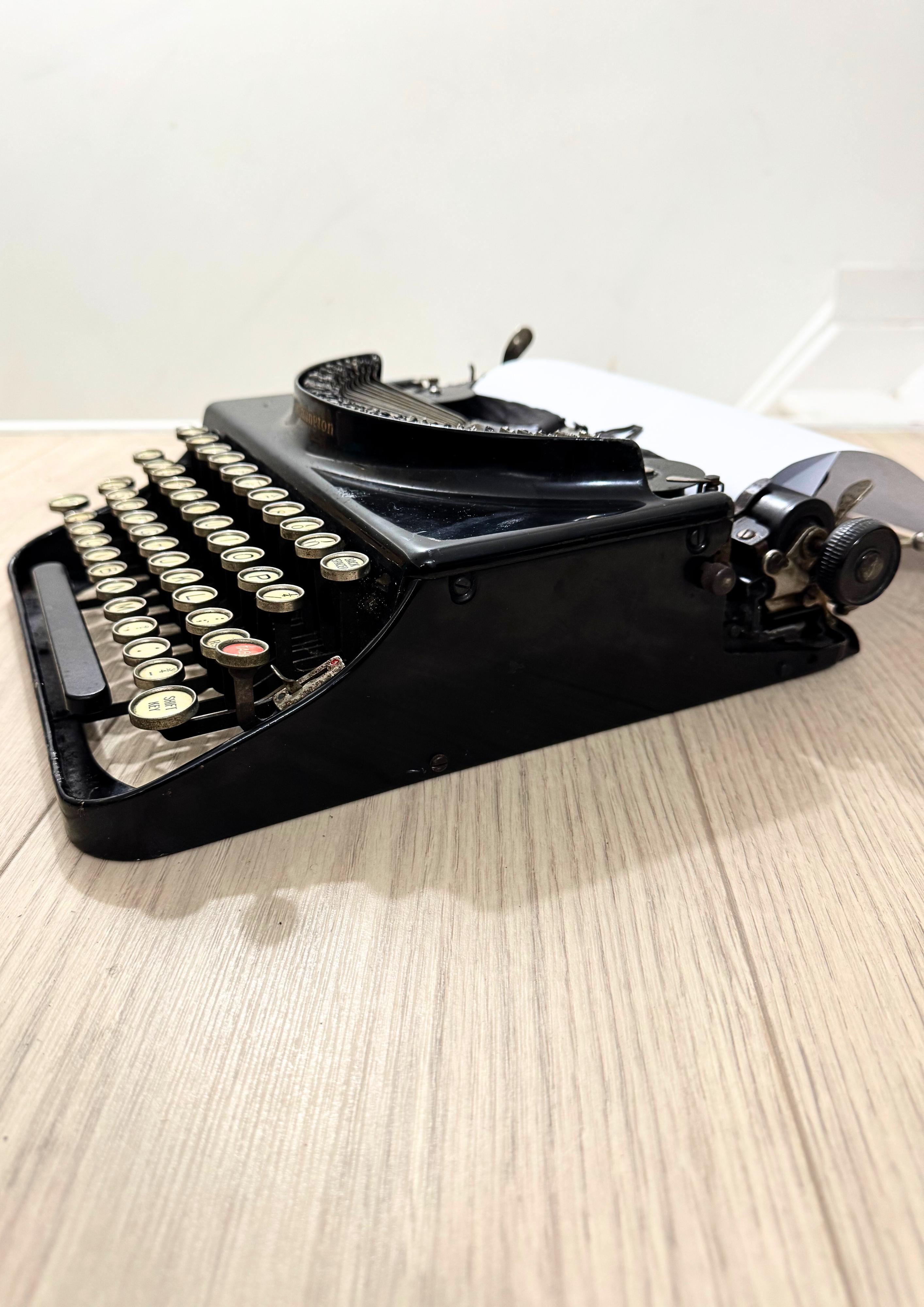 Remington-Schreibmaschine aus den 1930er Jahren im Originalkoffer (20. Jahrhundert) im Angebot