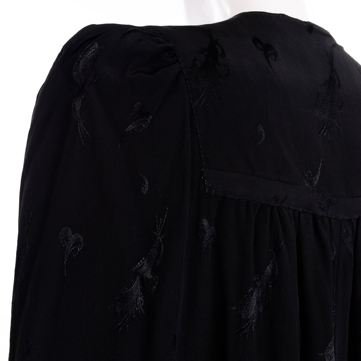 Vintage 1930s Reversible Printed Black Velvet Evening Cape In Excellent Condition For Sale In Portland, OR