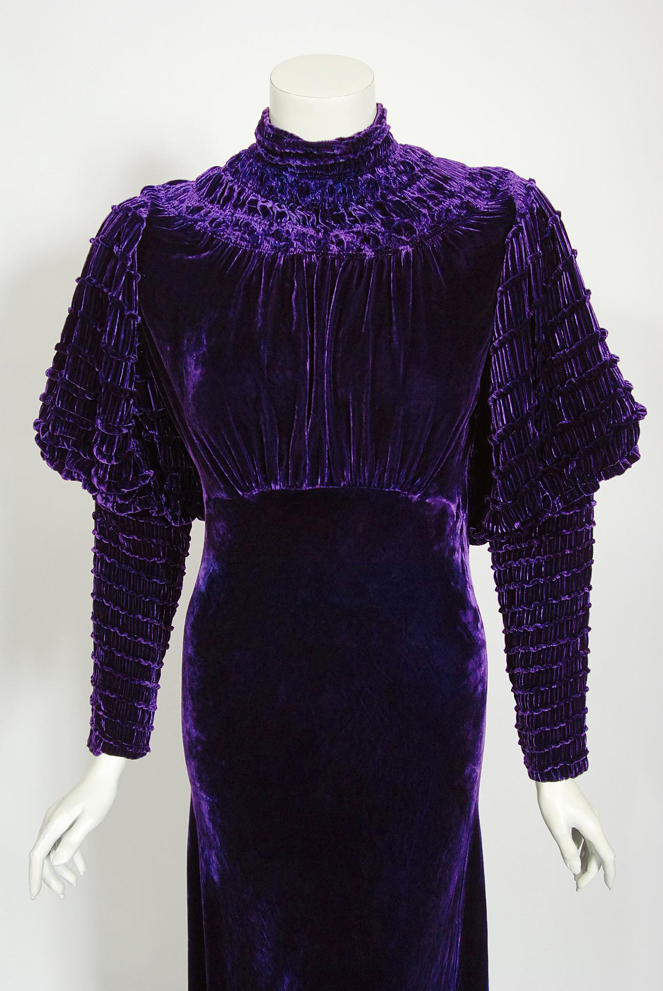 Vintage 1930's Royal Purple Seide-Samt gerüschte Hammel Ärmel Bias-Cut Deko-Kleid (Schwarz)