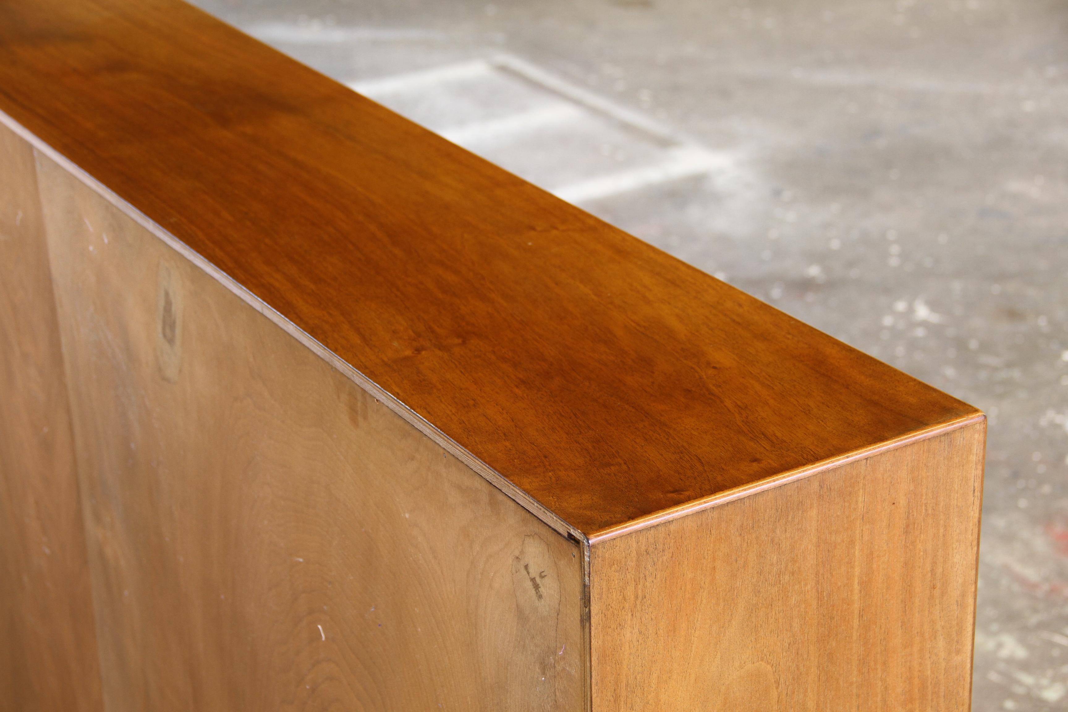Librerías modernas escandinavas vintage de los años 30 en madera de nogal de fabricante desconocido en venta 9