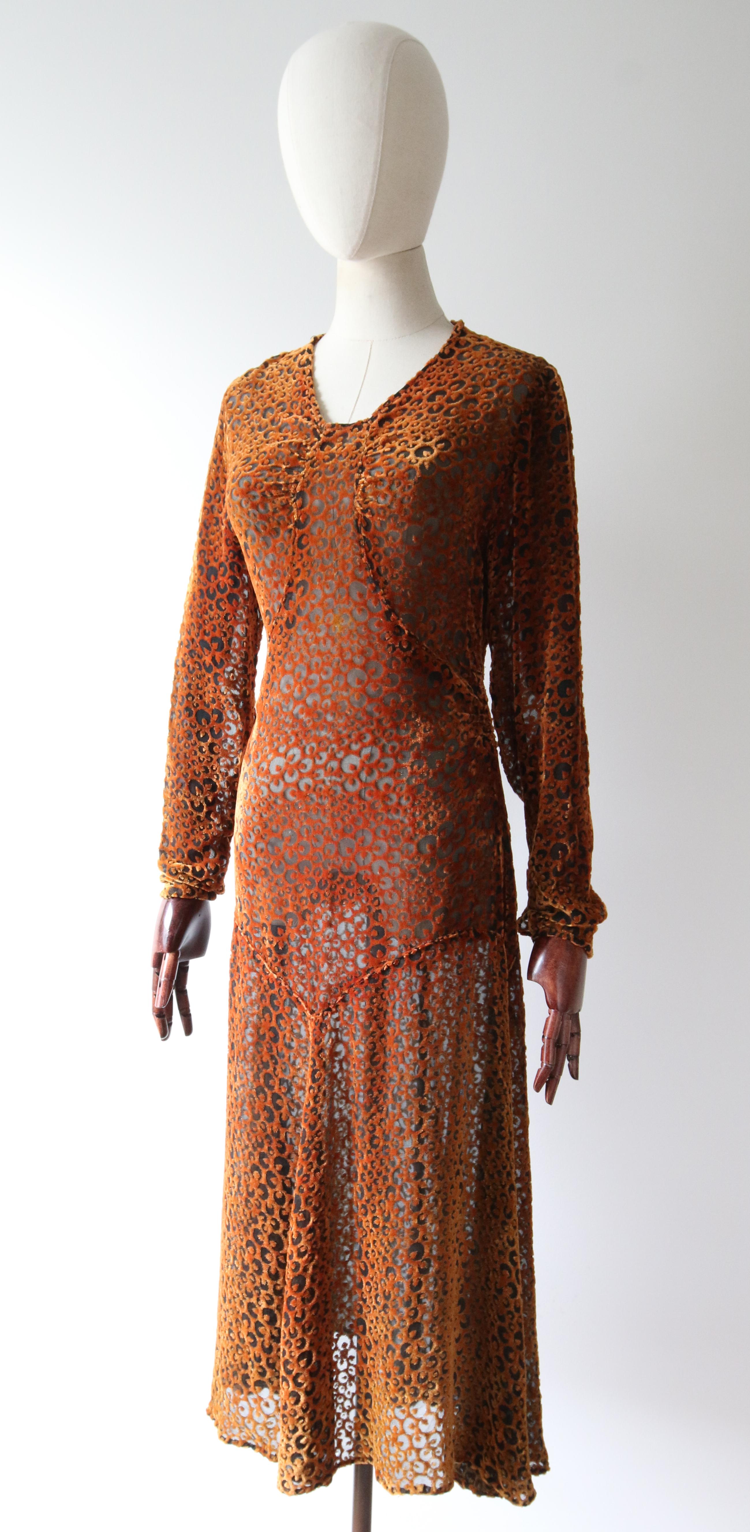 Vintage 1930er Devore Ausbrenner Kleid aus Seide mit Ausbrenner, original 1930er Bernsteinkleid UK 8 US 4 im Angebot 2