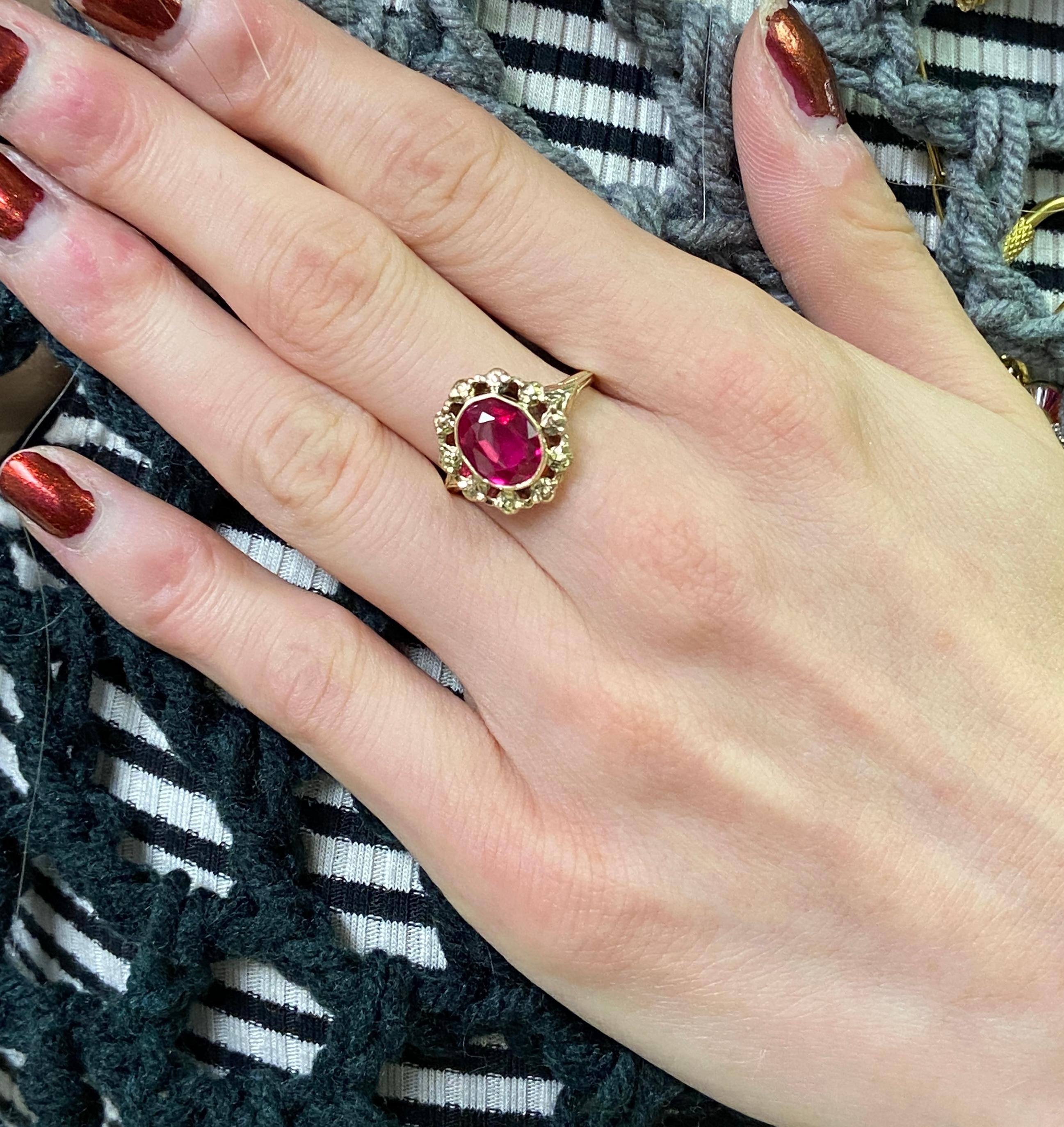Anillo vintage de oro amarillo y rosa de 10 quilates con rubí sintético de los años 30 en venta 4
