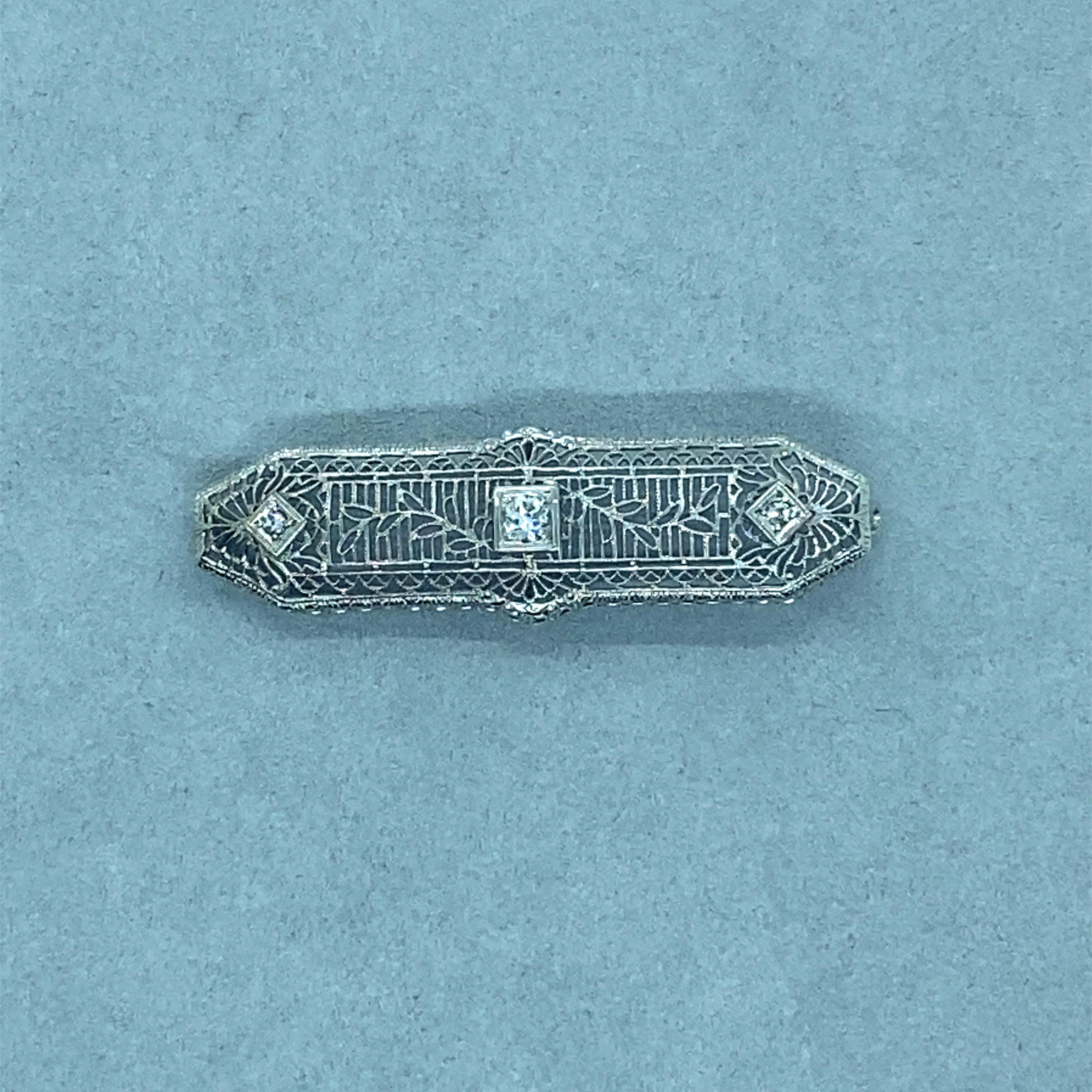 Taglio antico europeo Spilla vintage anni '30 in platino filigranato con diamante a barretta