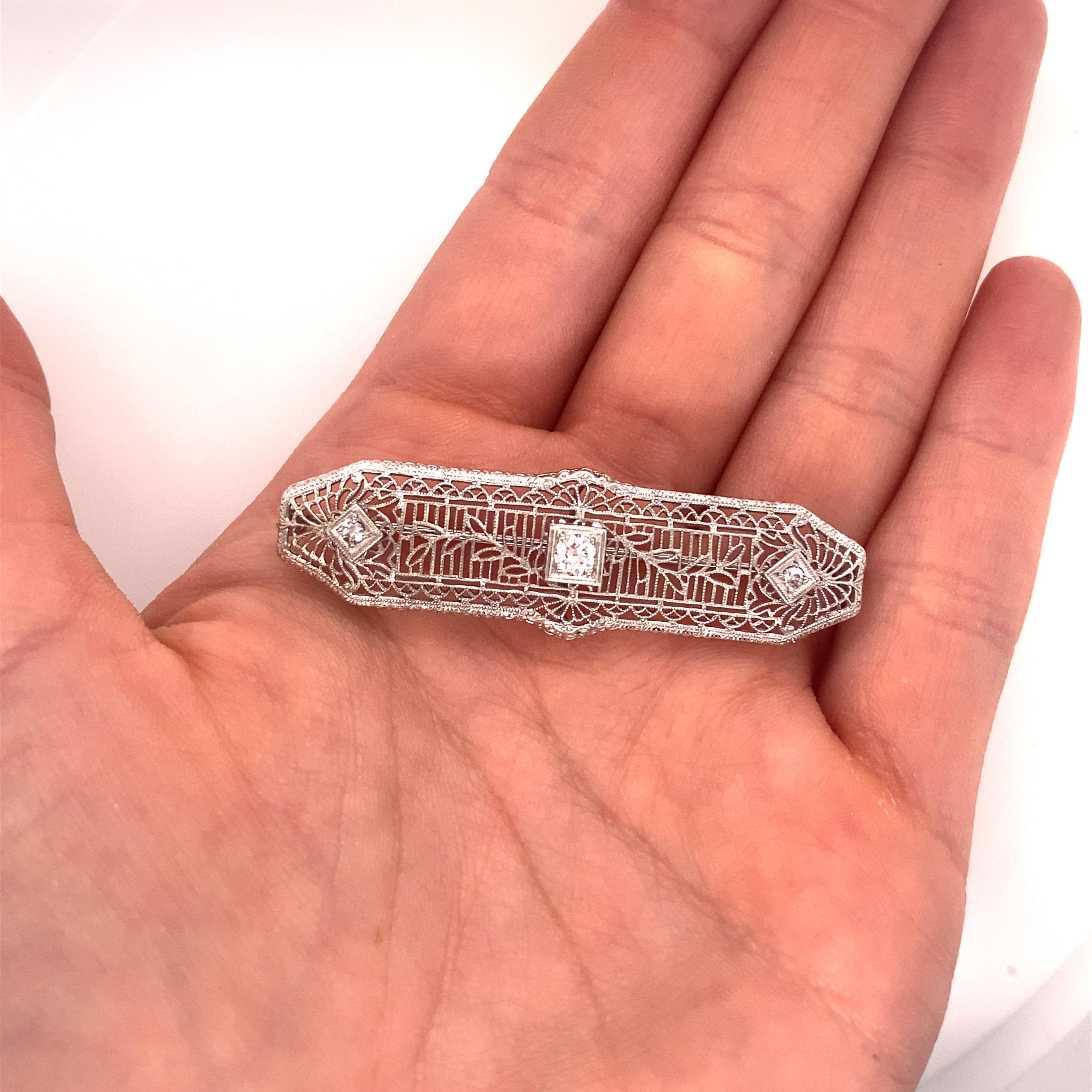 Spilla vintage anni '30 in platino filigranato con diamante a barretta In condizioni buone a Boston, MA