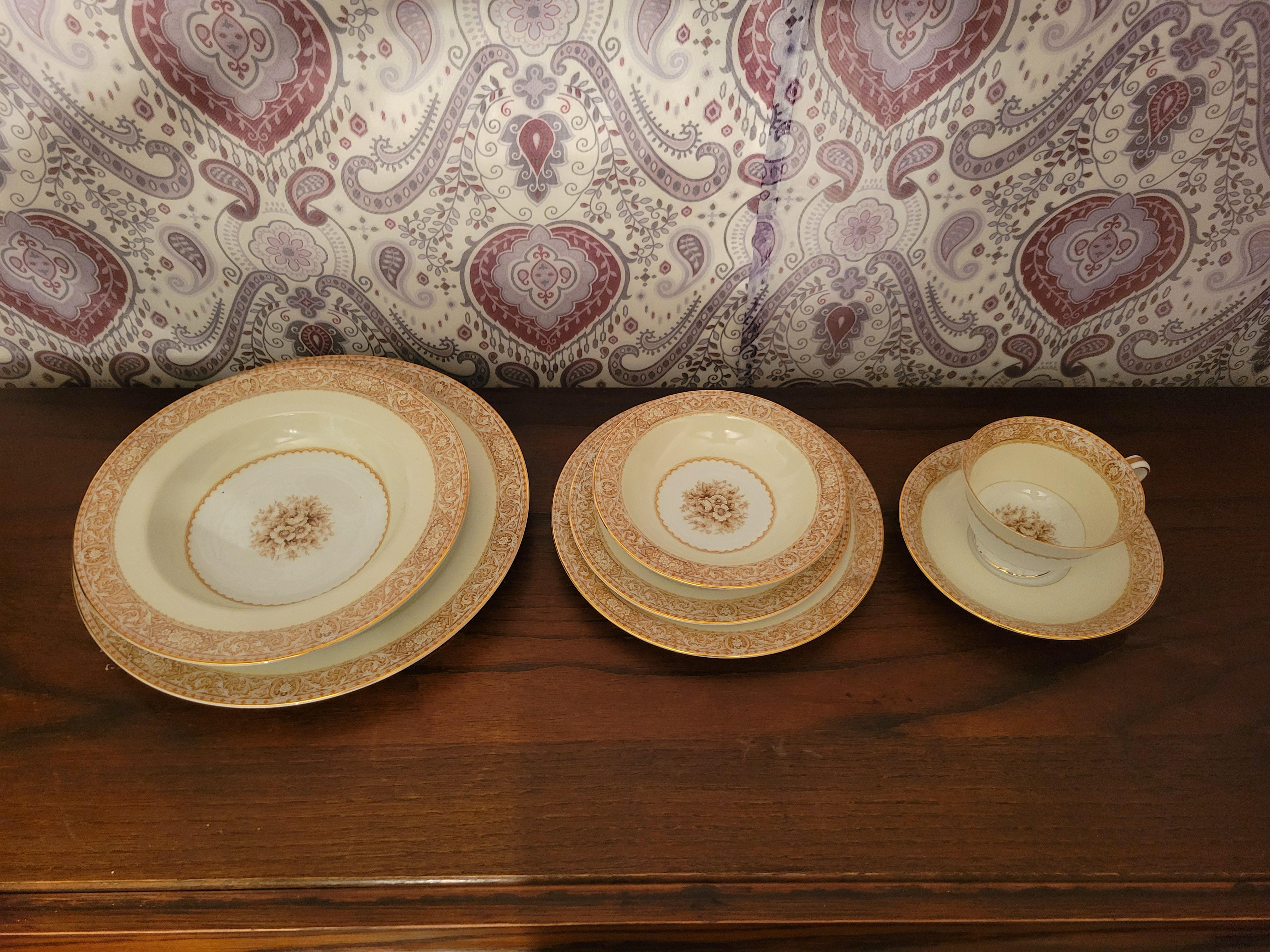 91 Pieces, Vintage, 1933, Noritake 'Adelpha' Bone China Set - 12 Place Settings For Sale 10