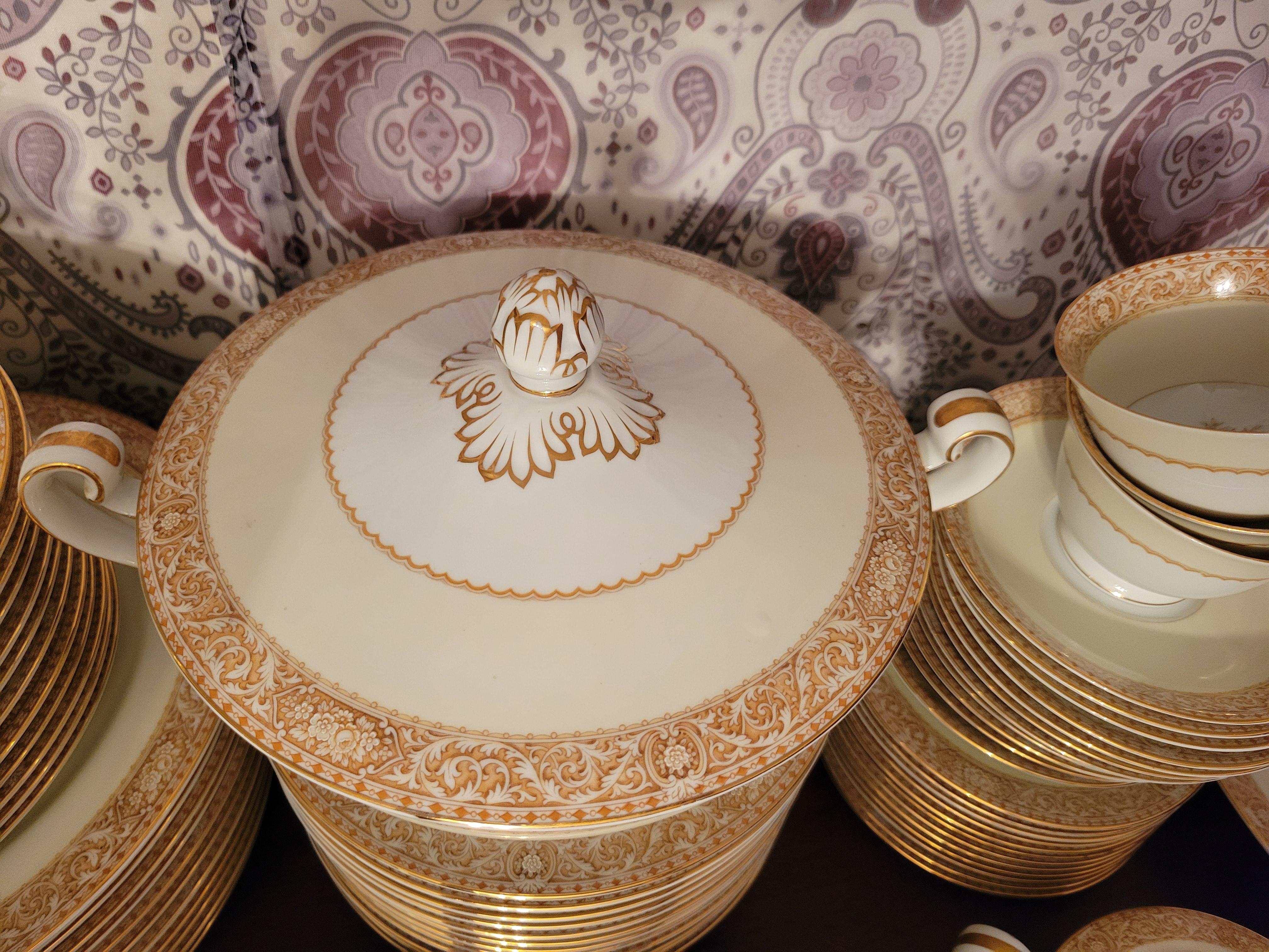 91 Pieces, Vintage, 1933, Noritake 'Adelpha' Bone China Set - 12 Place Settings In Excellent Condition For Sale In Phoenix, AZ