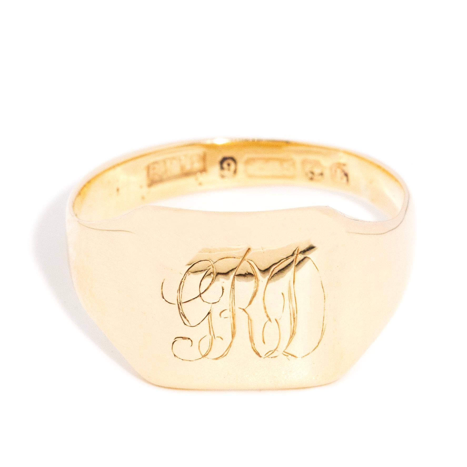 Der aus 9 Karat Gold gefertigte Ring Gerald hat eine subtile Präsenz.  Ein gepolsterter Deckel mit leichter Gravur ist eine Erinnerung an ein längst vergangenes Leben.  Jetzt ist die Zeit für neue Geschichten, neue Familien und ein neues