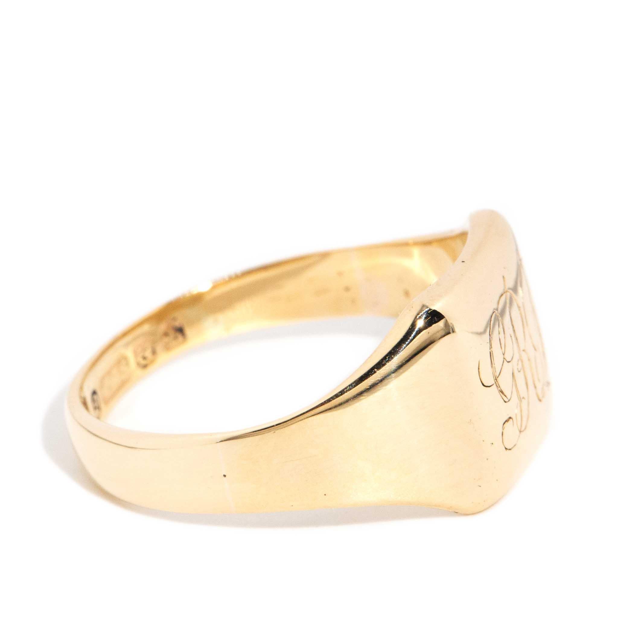 Vintage 1935 Hallmarked & Initialed Unisex Signet Ring 9 Carat Yellow Gold Pour femmes en vente