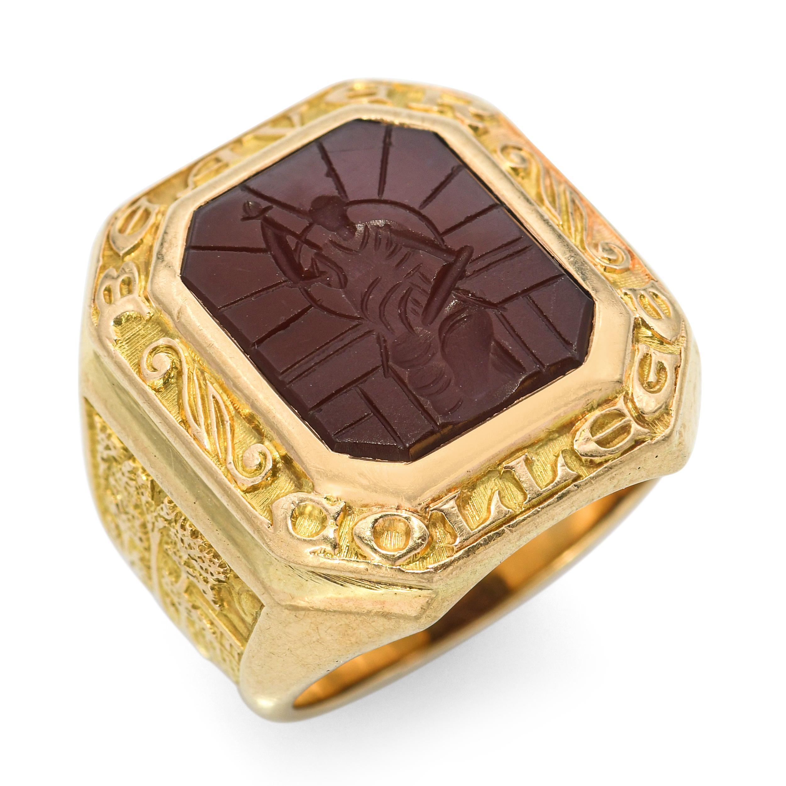 Questo raro e storico anello di classe del Beaver College del 1936 è realizzato in oro giallo massiccio a 10 carati da Jostens, con uno stemma della scuola in stile intaglio finemente dettagliato. Fondata originariamente come Beaver College, Arcadia