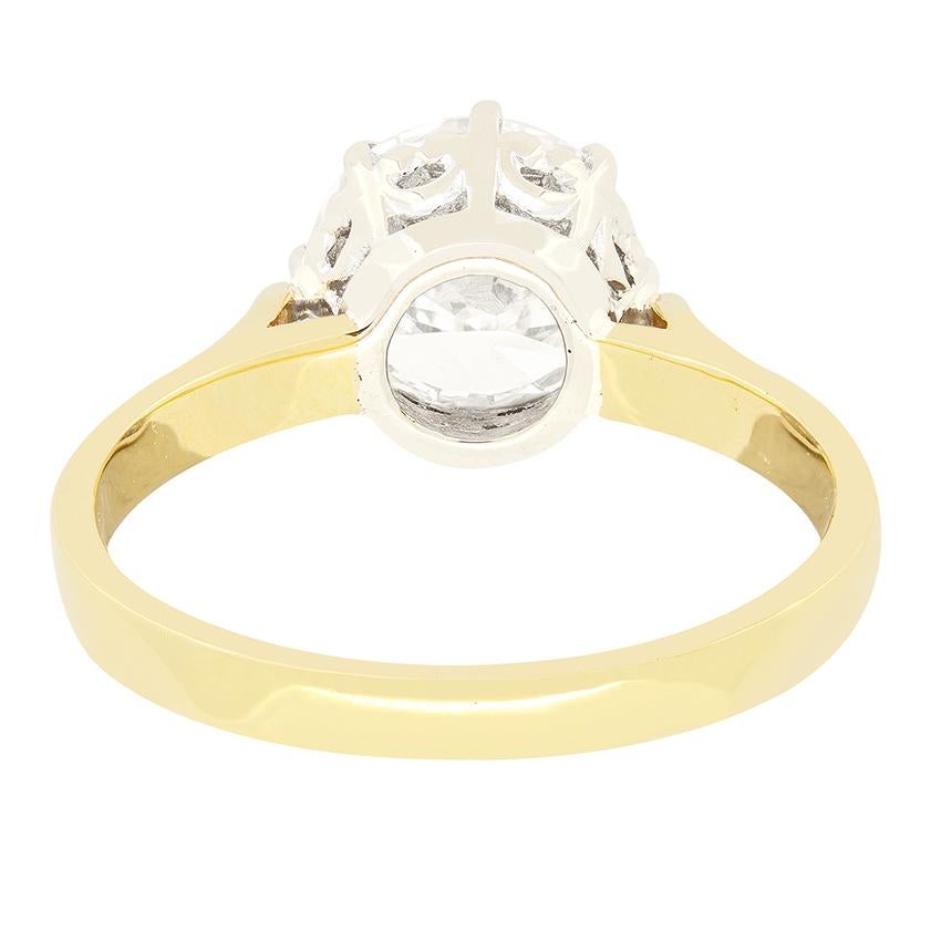 Dieser Solitärring im Vintage-Stil stammt aus den 1980er Jahren und zeigt einen auffälligen runden Brillanten von 1,93 Karat als Herzstück. Der vollständig zertifizierte Diamant hat den Farbgrad G und die Reinheit VS2. Der Stein ist elegant in einer