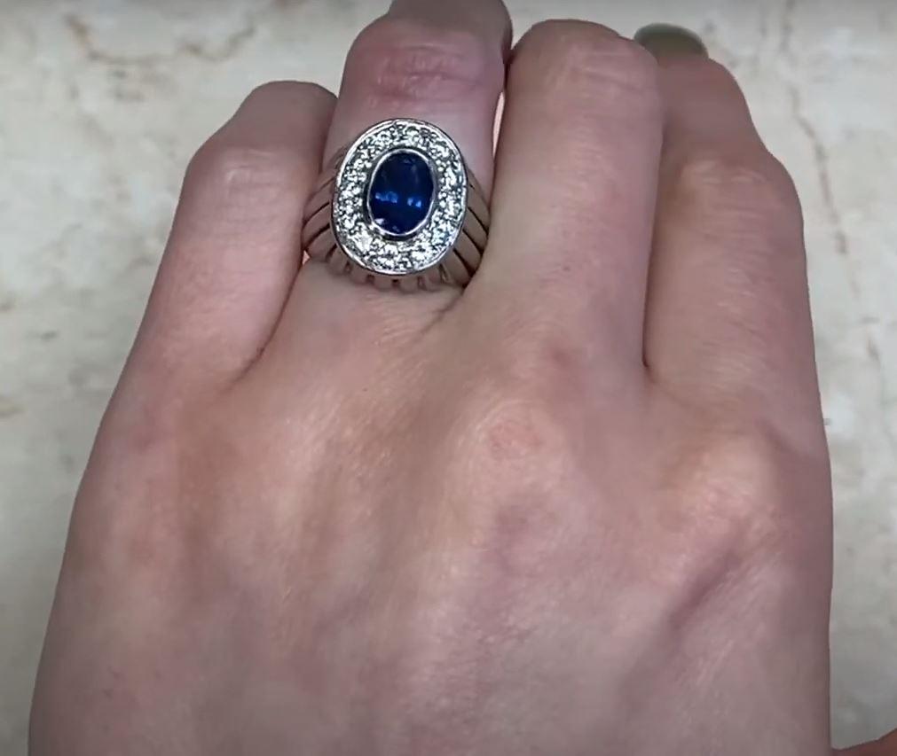 Vintage 1.93ct Oval Cut Natural Sapphire Dome Ring, Platinum In Excellent Condition For Sale In New York, NY