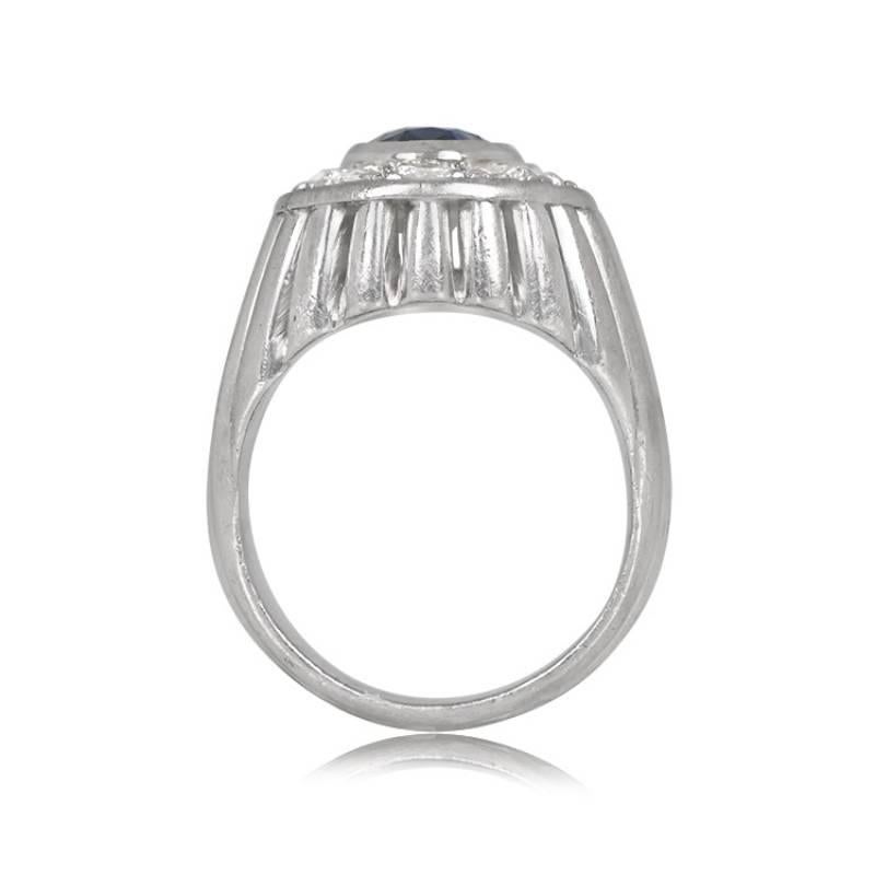 Vintage Platinum Sapphire Halo Ring: Ein fesselndes Schmuckstück mit einem ovalen Saphir von 1,93 Karat, der in eine Lünette gefasst ist. Umgeben von einem Halo aus runden Diamanten im Brillantschliff mit einem Gesamtgewicht von 0,60 Karat. Dieser