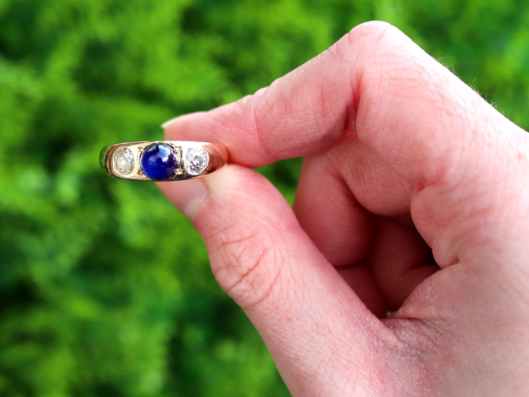 Impresionante anillo trilogía de oro amarillo de 18 quilates con zafiro de 1,93 quilates y diamantes de 0,63 quilates de la década de 1940; forma parte de nuestras diversas colecciones de joyas antiguas y joyas de colección.

Este impresionante y