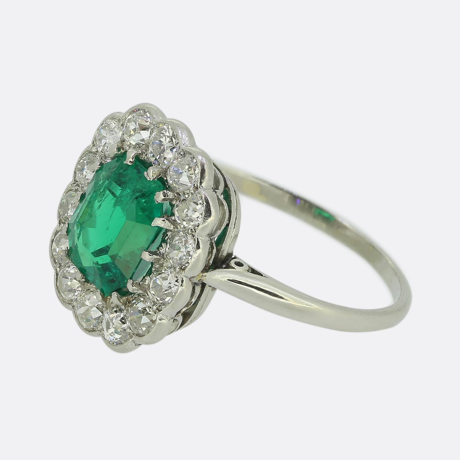 Aquí tenemos un precioso anillo en racimo de esmeraldas y diamantes. Esta pieza eduardiana ha sido elaborada en platino y presenta una impresionante esmeralda colombiana en talla esmeralda con un vivo tono verde intenso. Esta piedra principal está