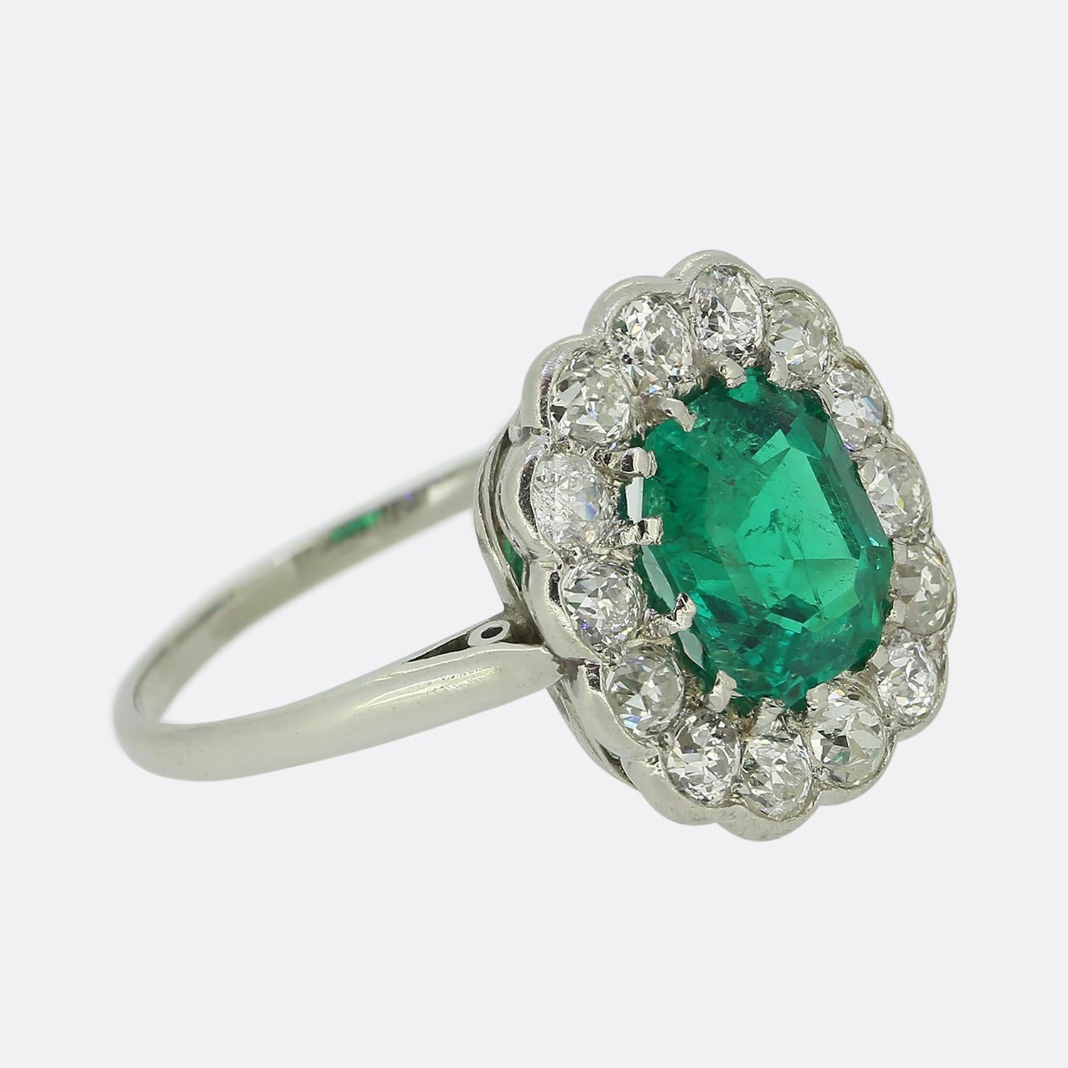 Anillo eduardiano en racimo de esmeraldas y diamantes de 1,94 quilates Eduardiano en venta