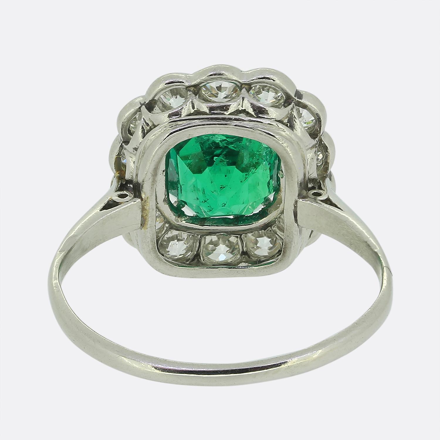 Anillo eduardiano en racimo de esmeraldas y diamantes de 1,94 quilates Corte esmeralda en venta