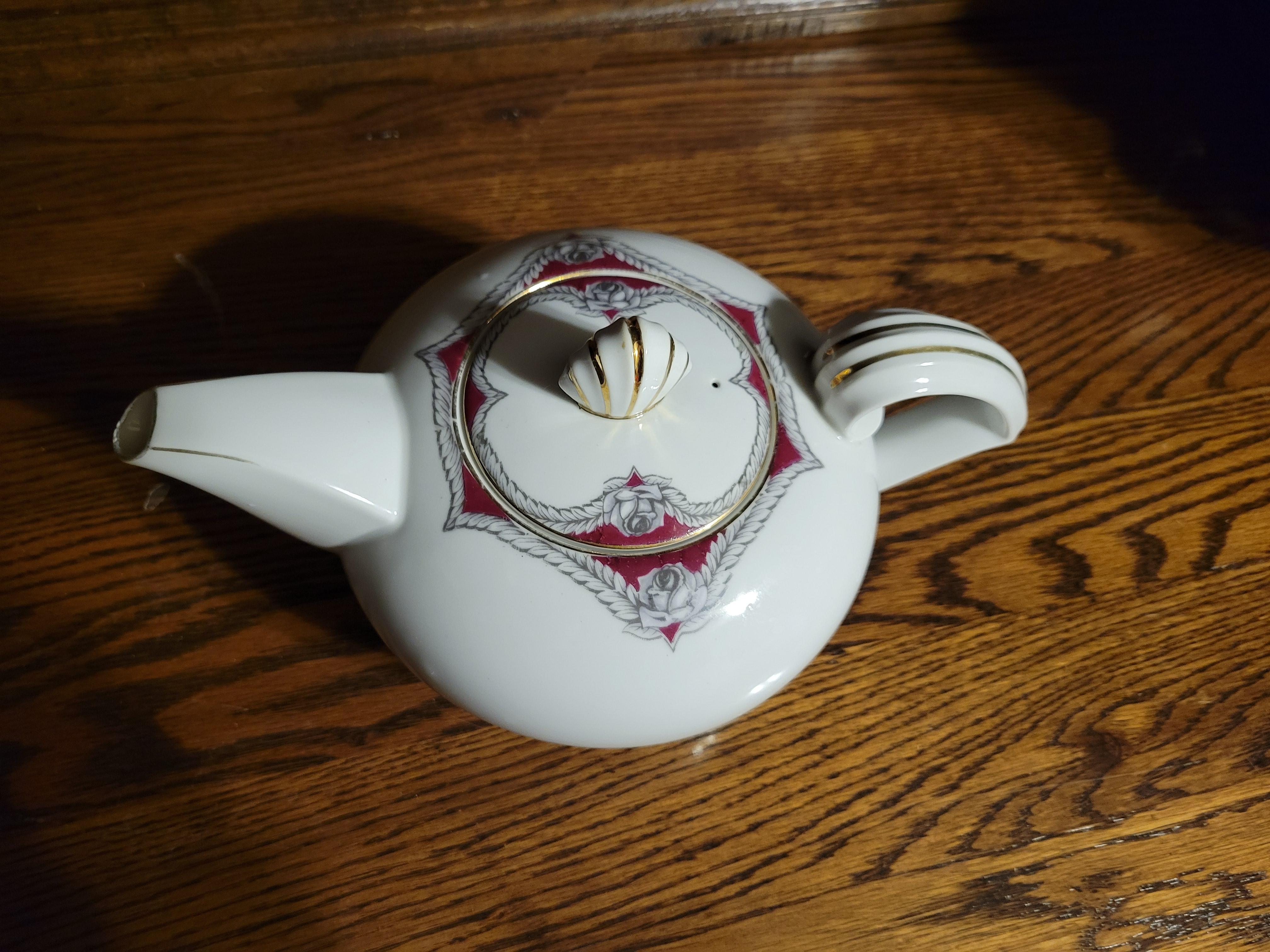 20th Century Vintage 1940-1950 Narumi Victory Rose Bone China Teapot For Sale