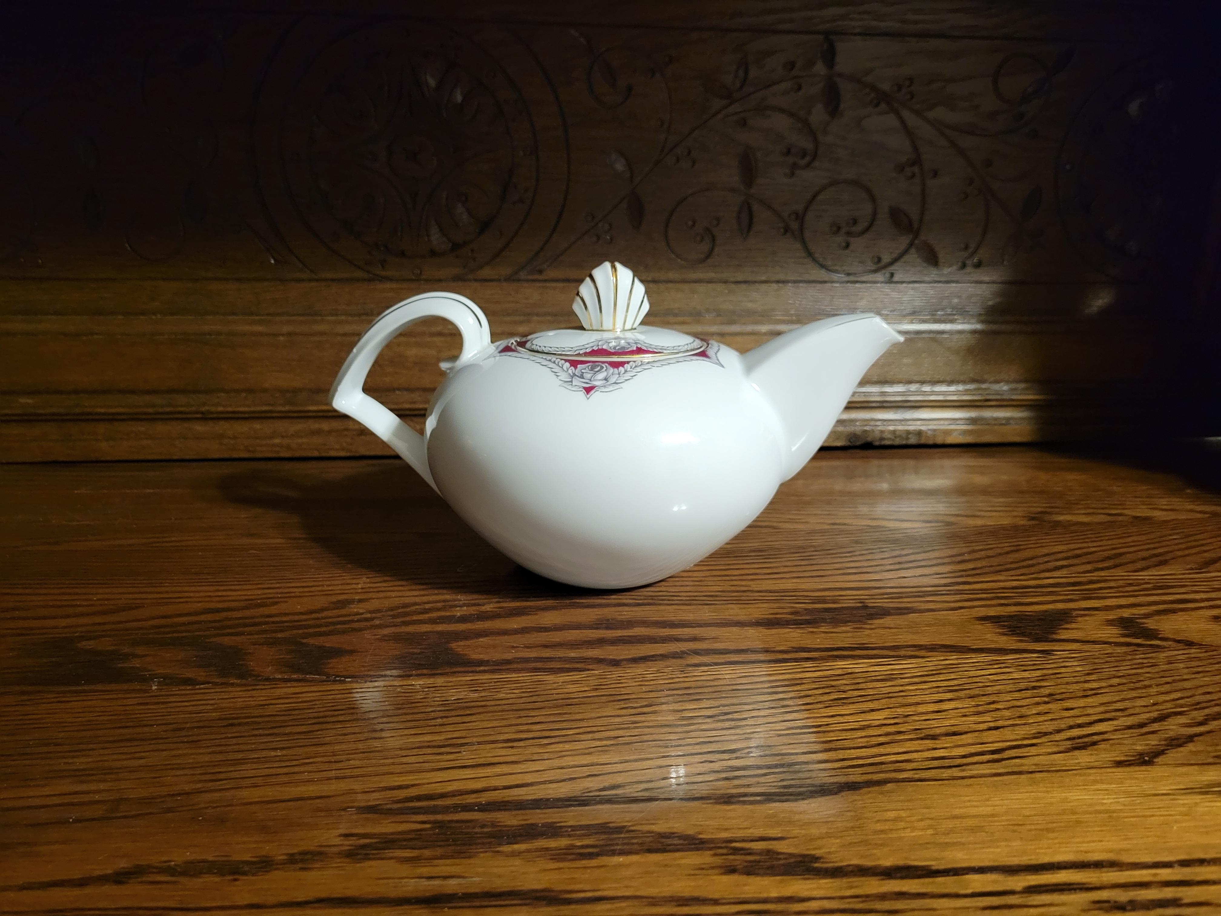 Porcelain Vintage 1940-1950 Narumi Victory Rose Bone China Teapot For Sale