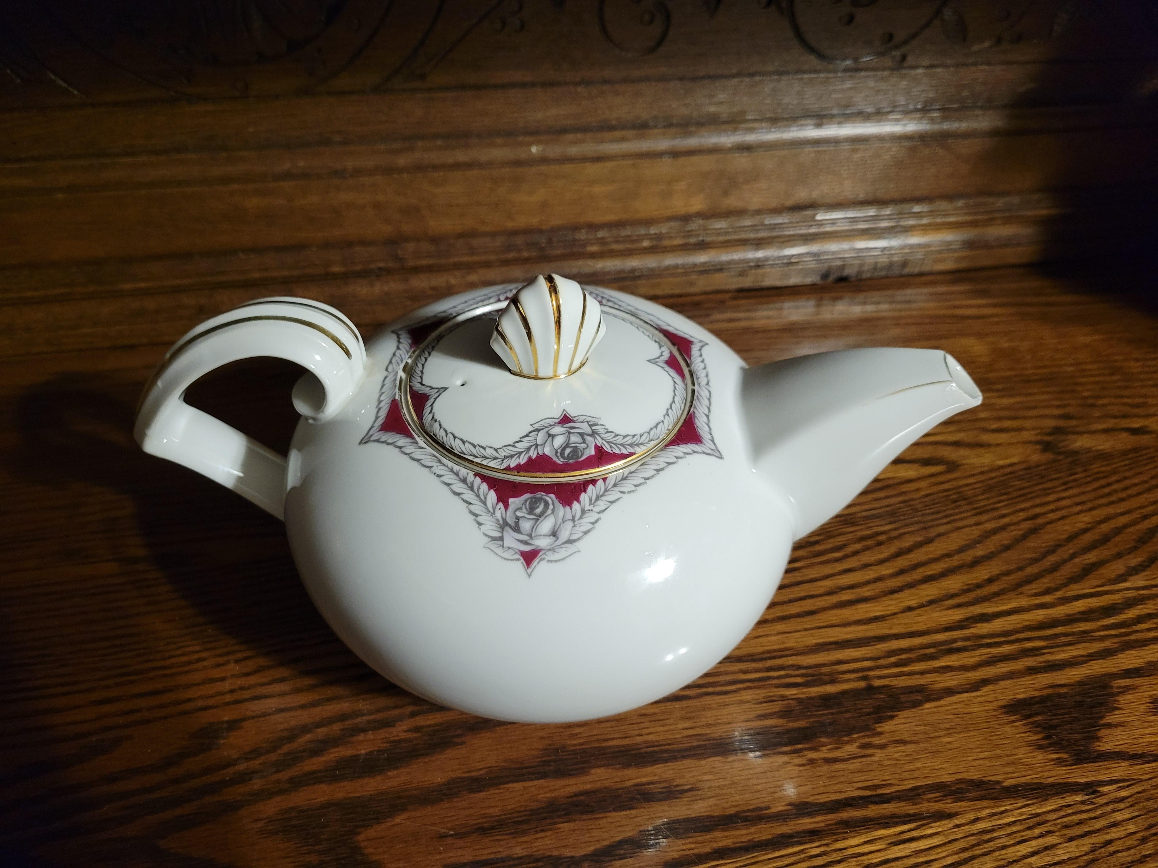 Vintage 1940-1950 Narumi Victory Rose Bone China Teapot For Sale 1