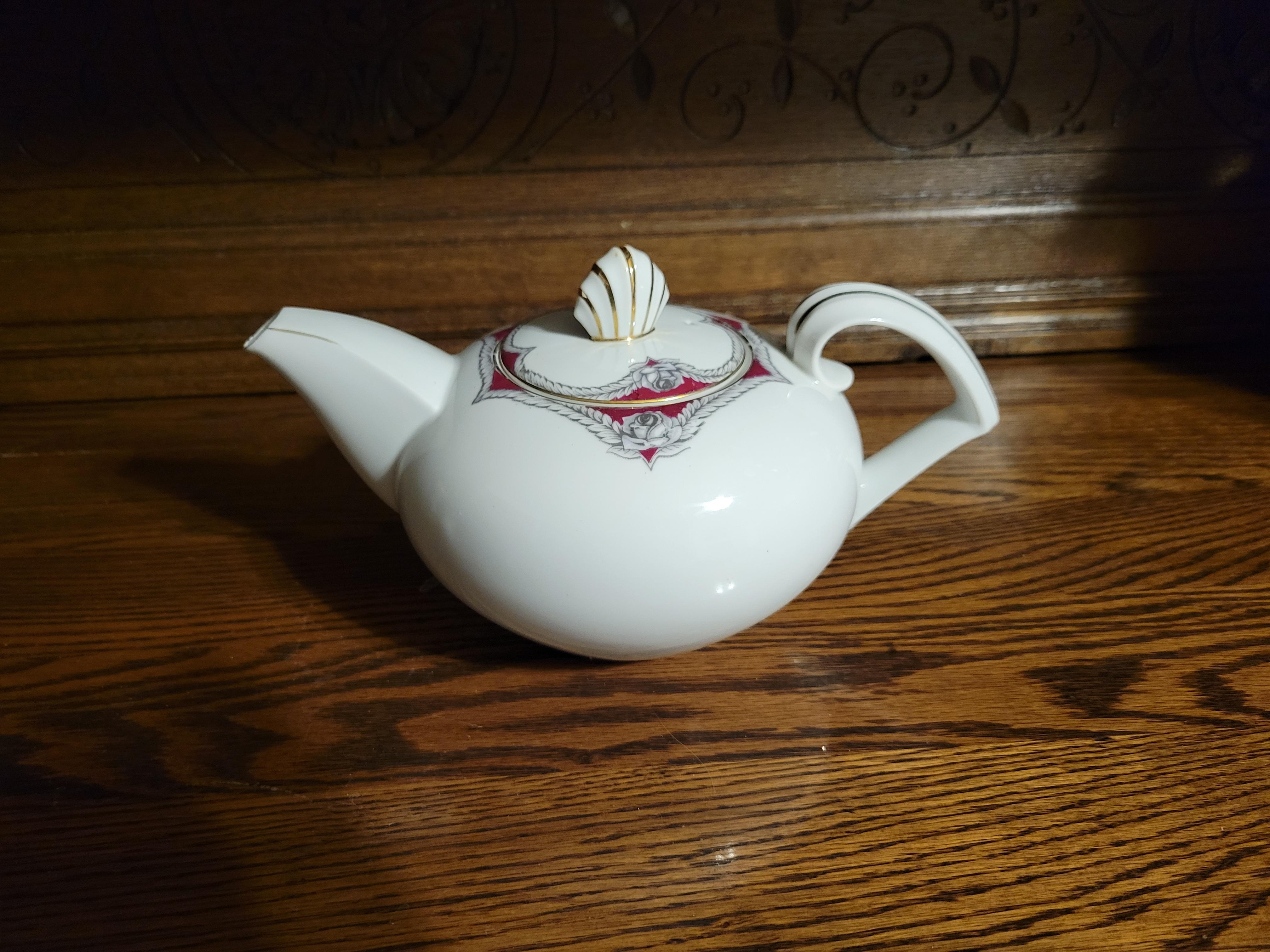 Vintage 1940-1950 Narumi Victory Rose Bone China Teapot For Sale 2