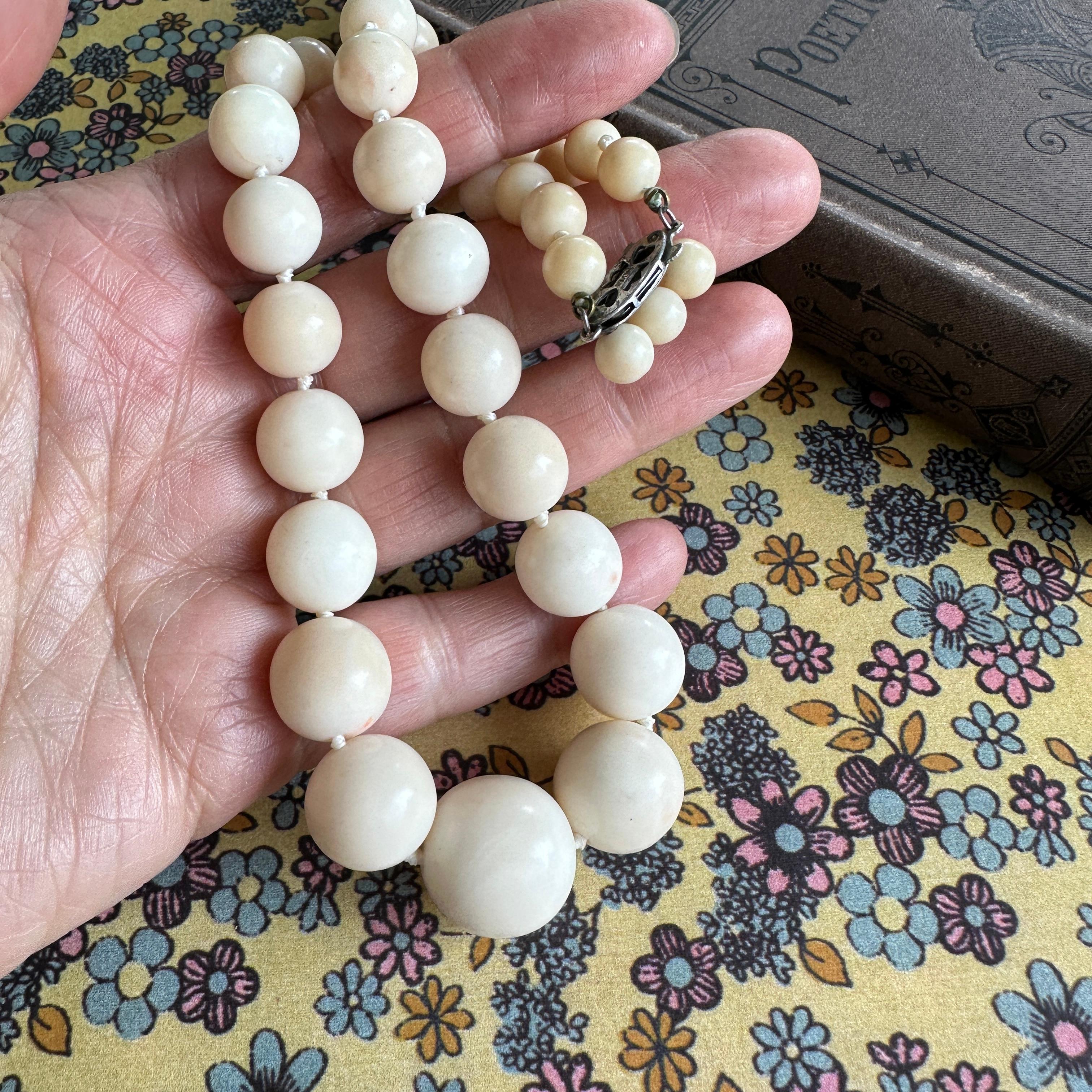 Vintage 1940-50's große Engel Haut Koralle Perle Choker Halskette im Angebot 6