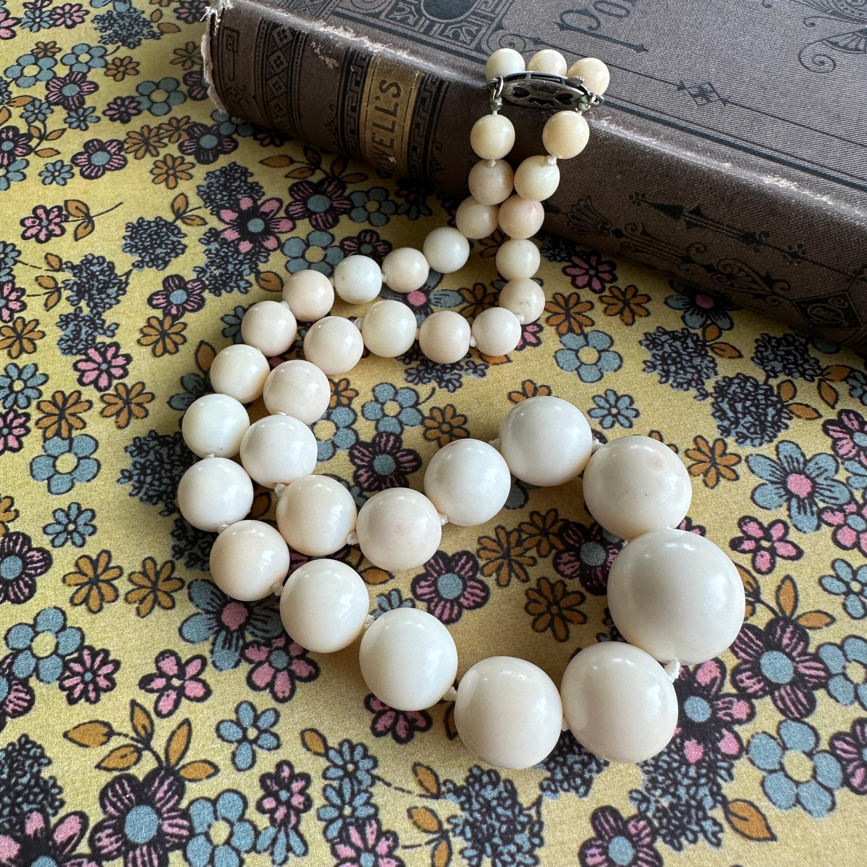 Vintage 1940-50's große Engel Haut Koralle Perle Choker Halskette im Angebot 7