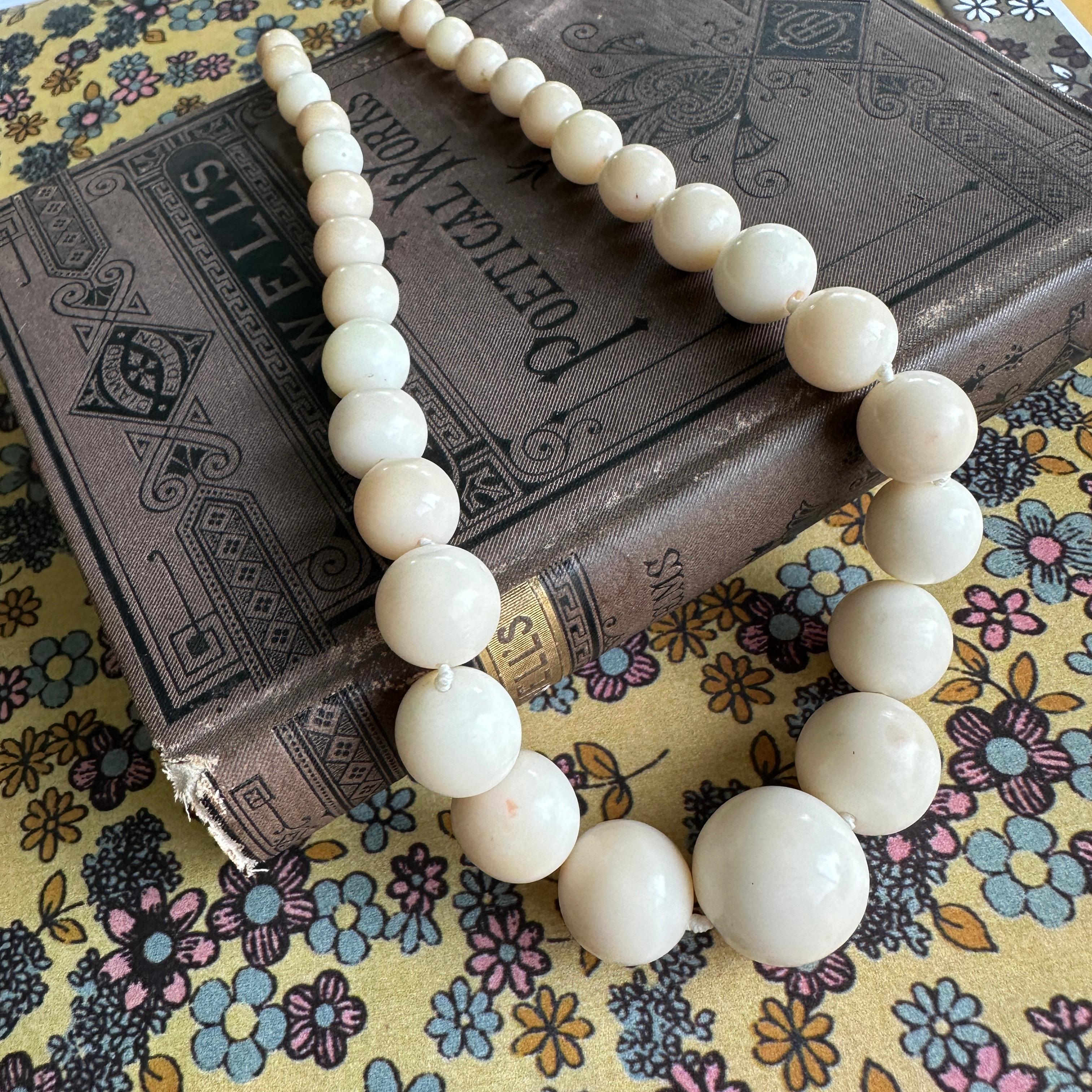 Vintage 1940-50's große Engel Haut Koralle Perle Choker Halskette im Angebot 9