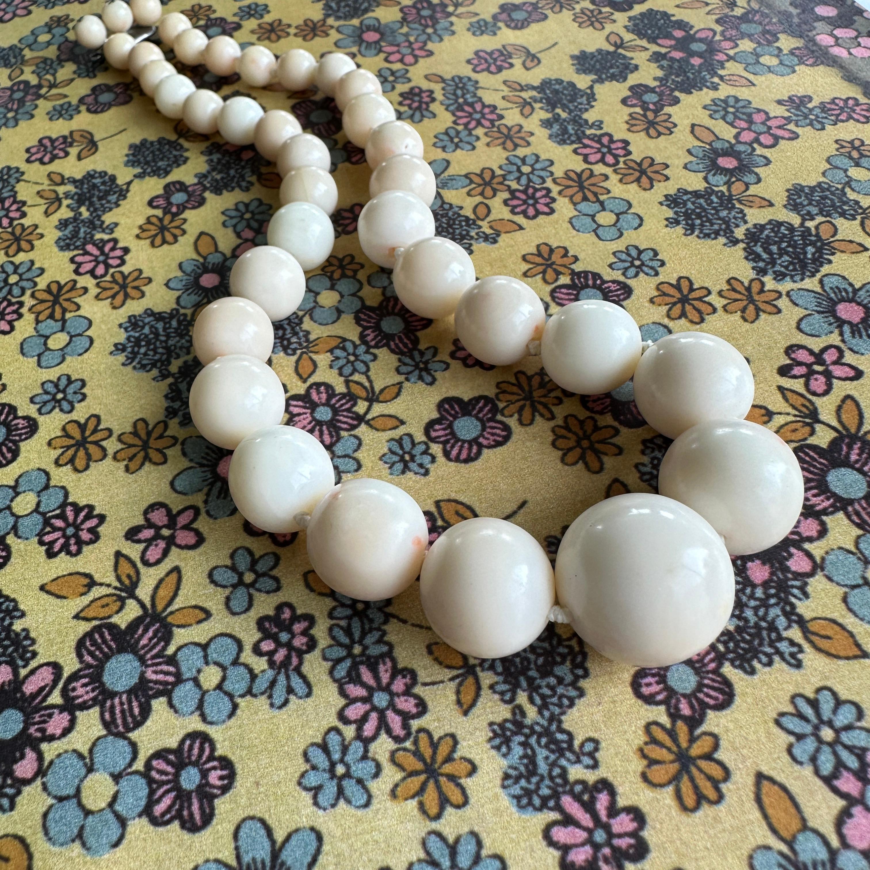 Vintage 1940-50's große Engel Haut Koralle Perle Choker Halskette im Angebot 10