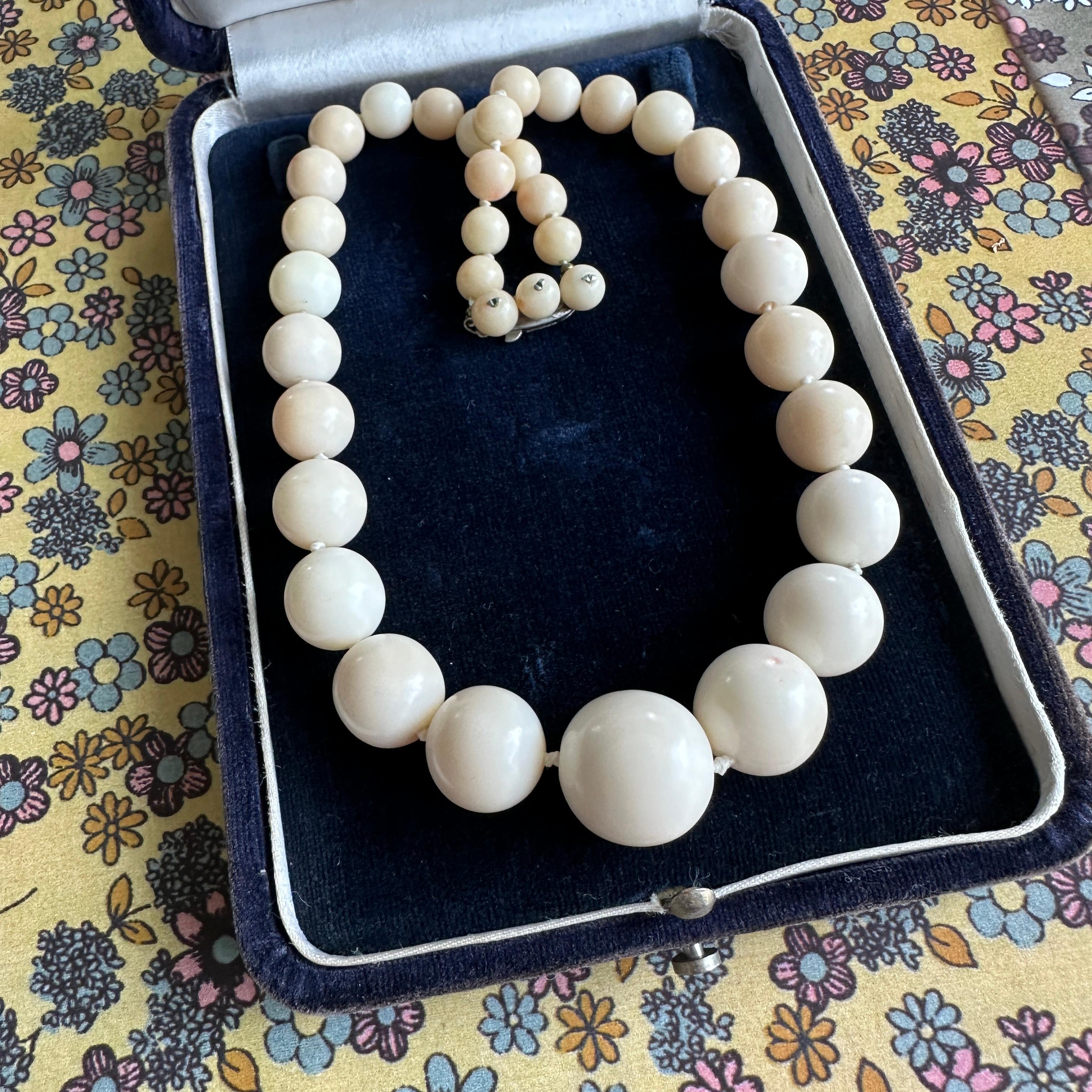 Vintage 1940-50's große Engel Haut Koralle Perle Choker Halskette im Zustand „Gut“ im Angebot in Scotts Valley, CA