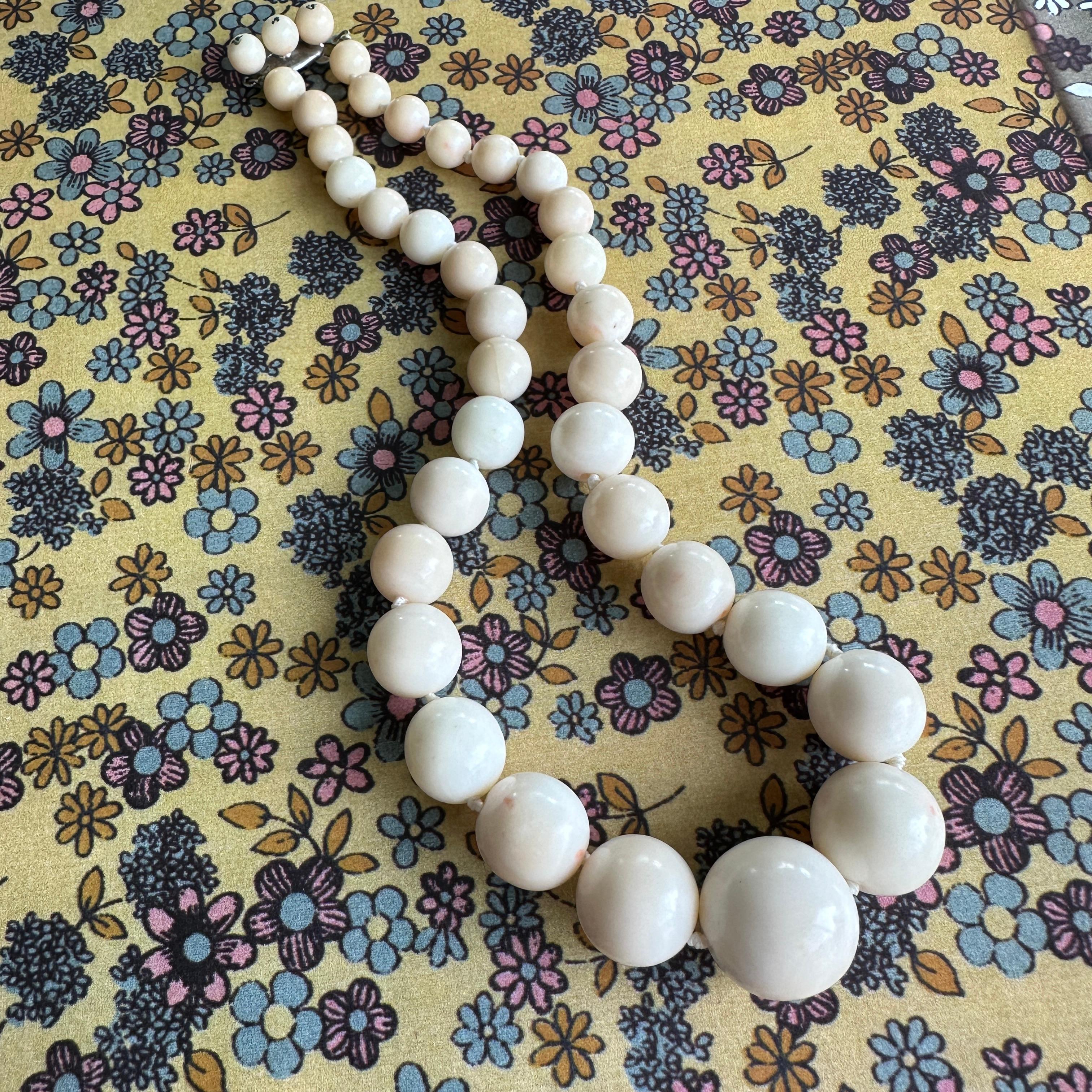 Vintage 1940-50's große Engel Haut Koralle Perle Choker Halskette im Angebot 1