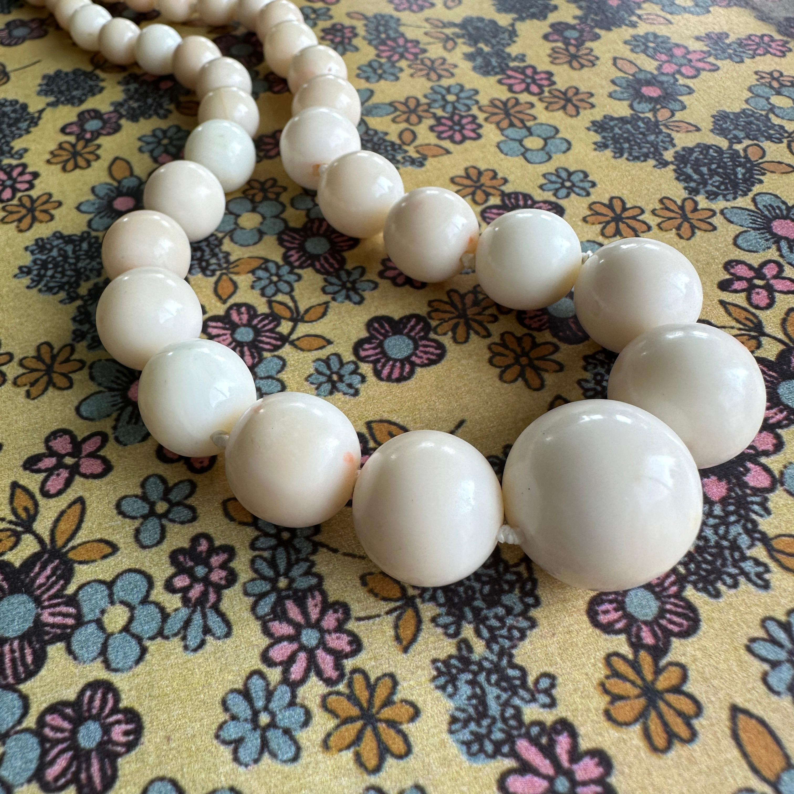 Vintage 1940-50's große Engel Haut Koralle Perle Choker Halskette im Angebot 2