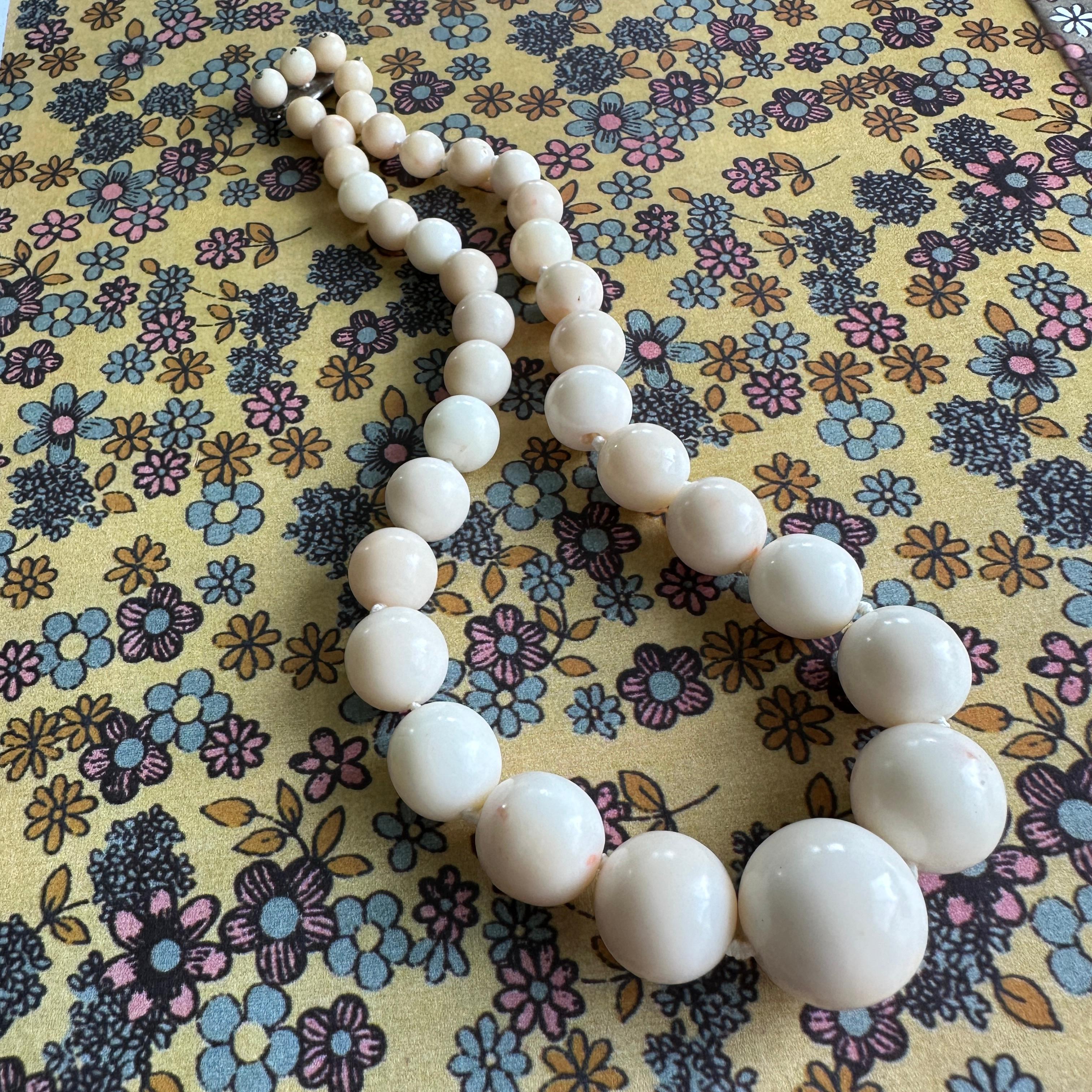 Vintage 1940-50's große Engel Haut Koralle Perle Choker Halskette im Angebot 3
