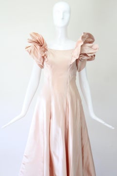 Robe de soirée vintage en satin « Duchess » rose poudré, datant de 1940, attribuée à Charles James, taille US 4