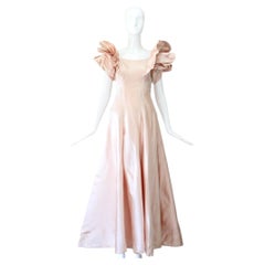 Robe de soirée vintage en satin « Duchess » rose poudré, datant de 1940, attribuée à Charles James, taille US 4