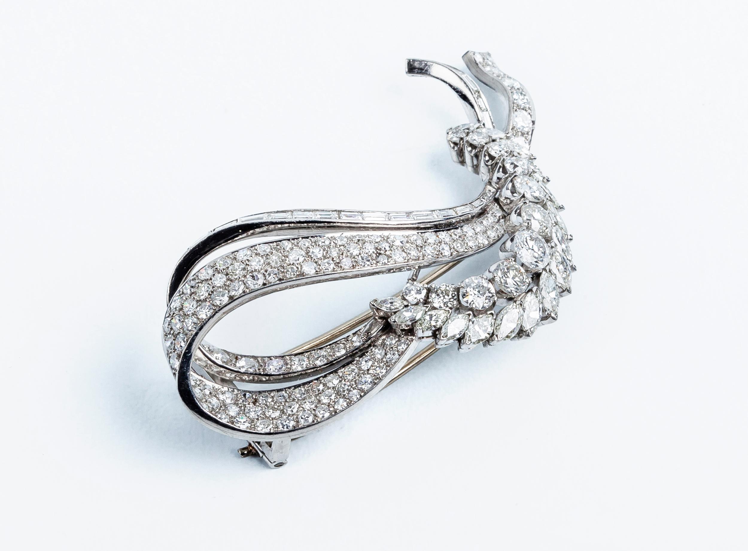 Diseño de arpa de broche con diamantes de talla antigua de la década de 1940 con un total de 8 ct de diamantes Corte europeo antiguo en venta